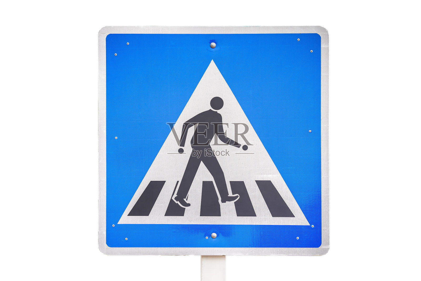 清脆的白色人行横道标志在城市街道上，一个清晰的交通安全标志。照片摄影图片