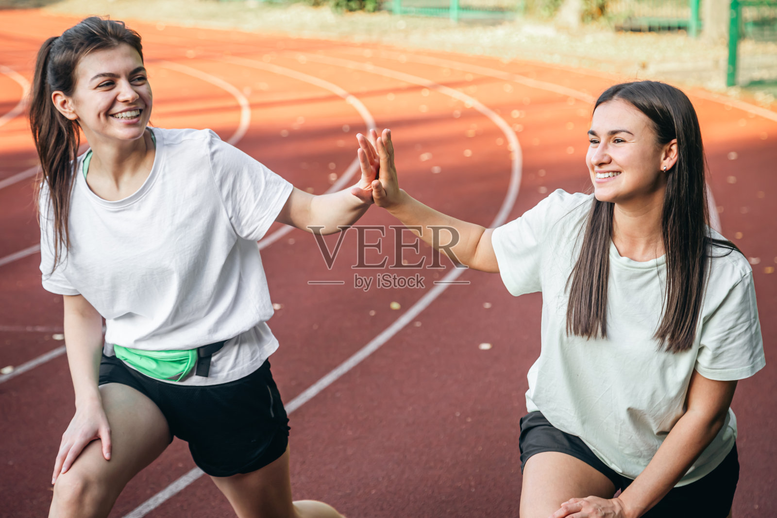 年轻女子在体育馆做伸展运动。照片摄影图片
