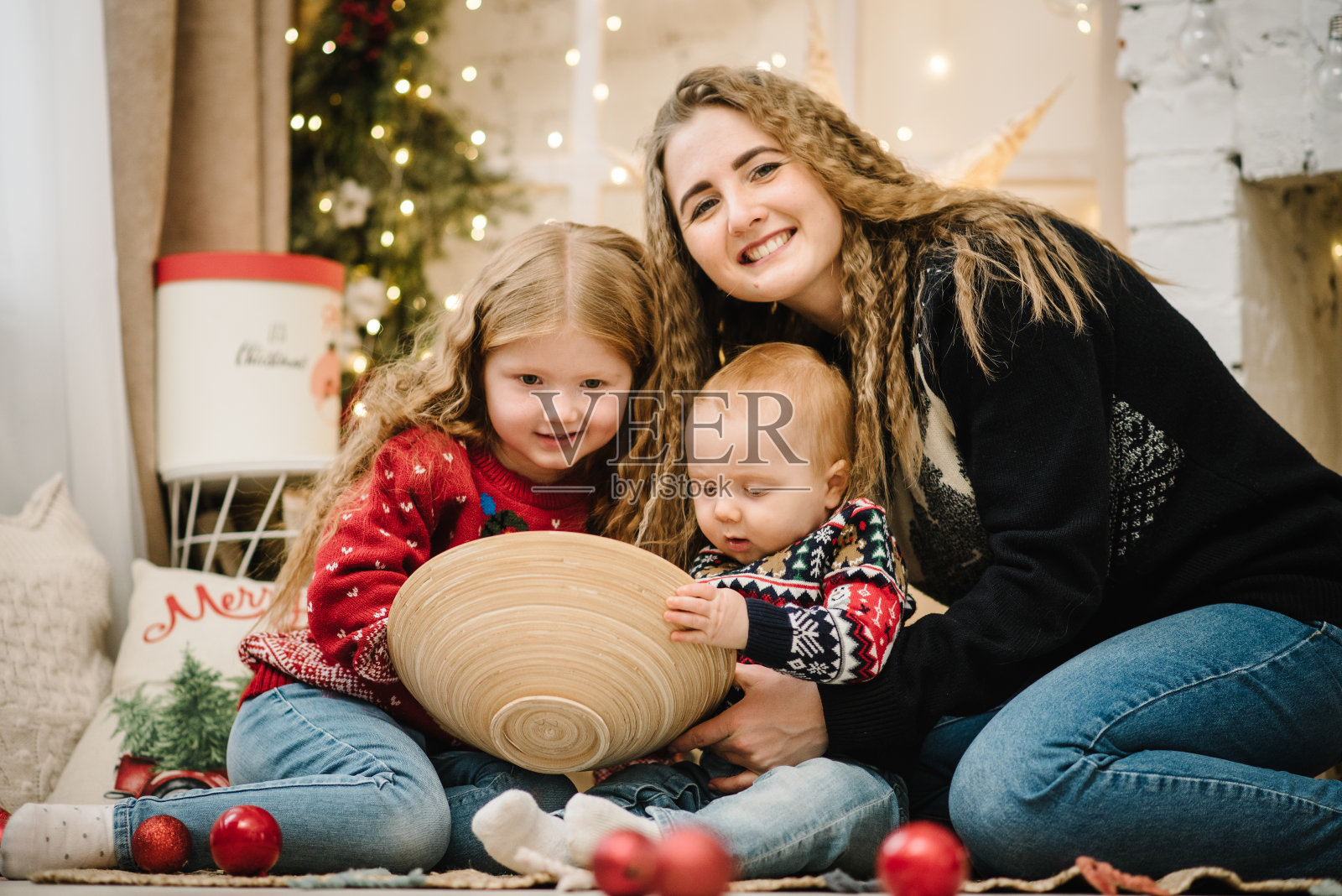 家庭假日：孩子们在圣诞树旁玩玩具，与母亲共度，新年快乐，圣诞快乐，房屋装饰内景特写照片摄影图片