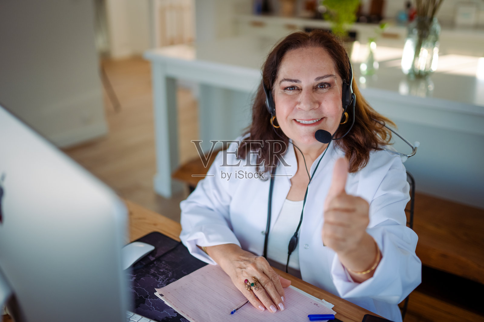 成熟的女医生与病人进行视频通话照片摄影图片