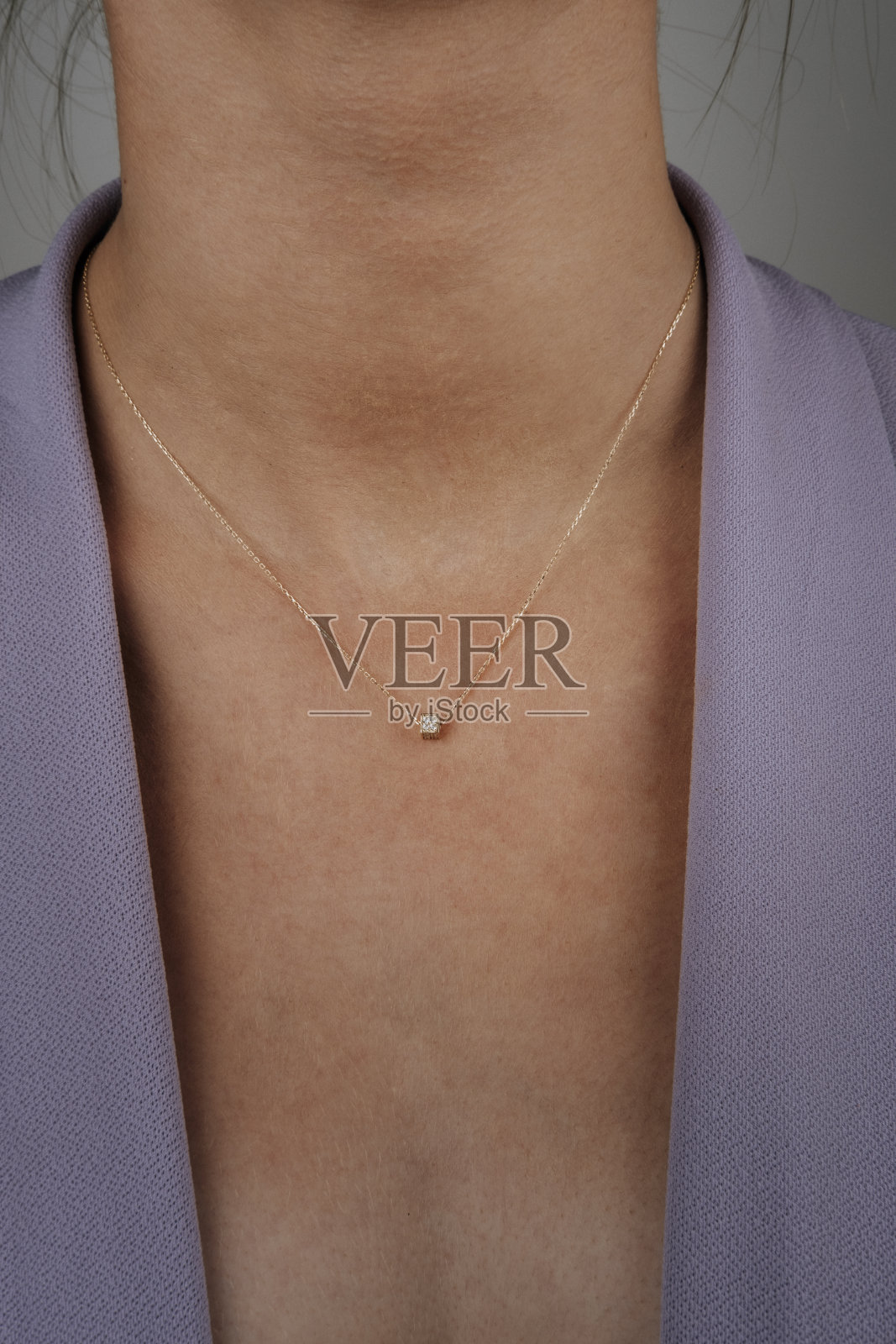 身着黑色夹克，戴着金项链的年轻女子特写。极简的生活方式照片摄影图片