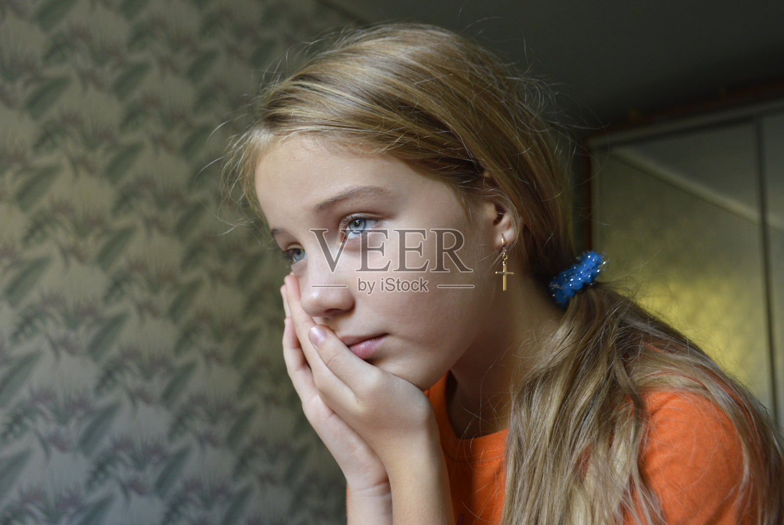 美丽的女孩把她的手放在她的脸颊牙痛，牙病照片摄影图片