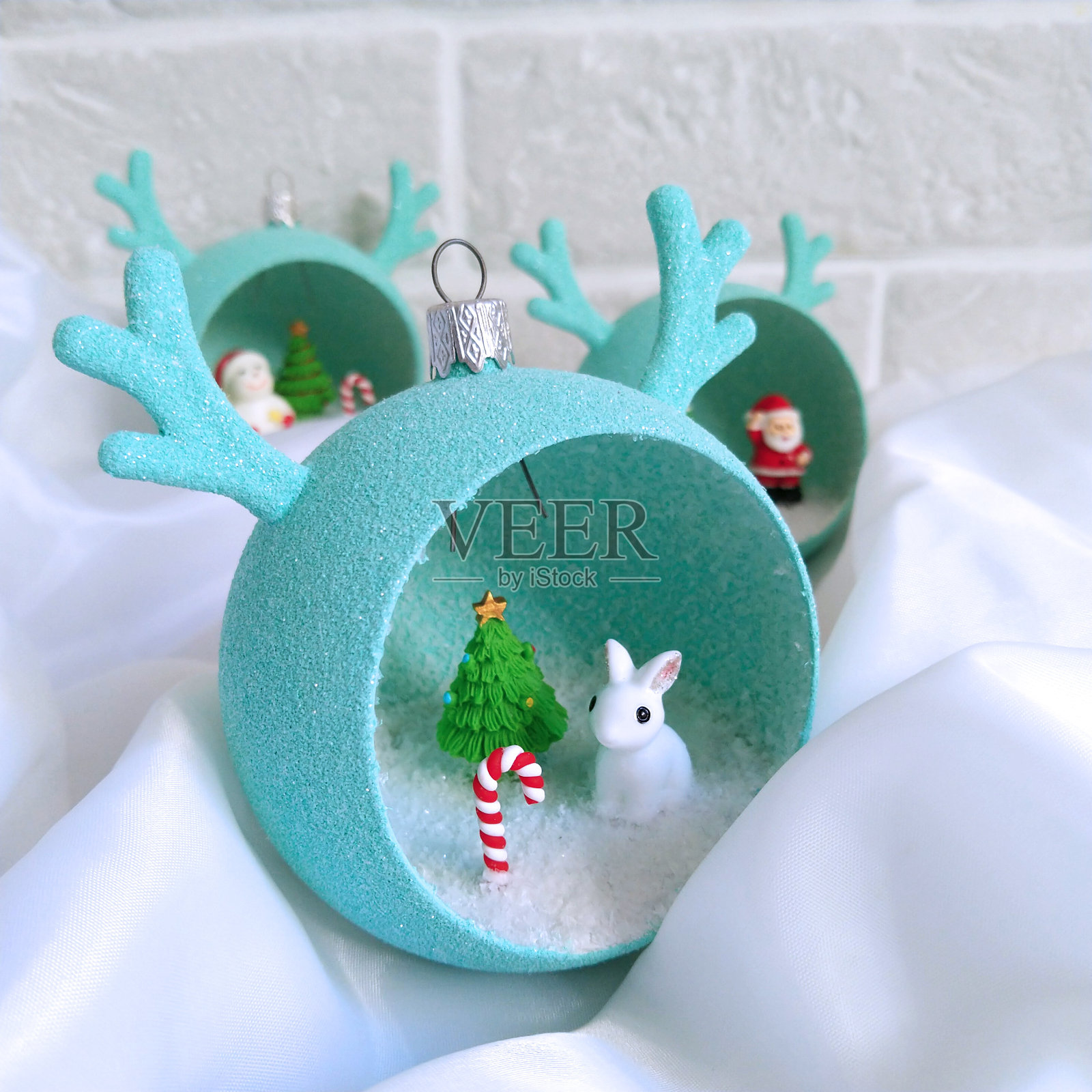 新年玩具的形状是一个有角的球，里面有小模型照片摄影图片