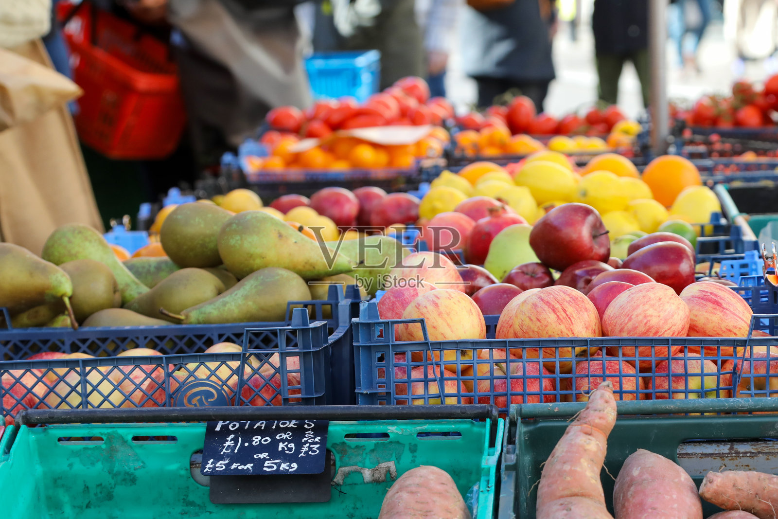 市场摊位上的苹果和梨照片摄影图片