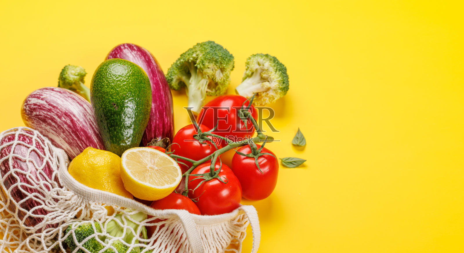 网眼袋装着各种蔬菜照片摄影图片