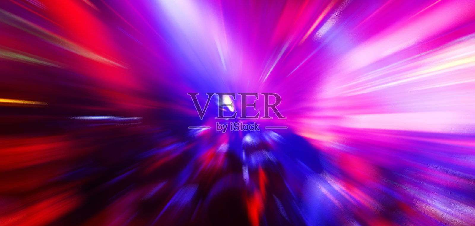 在迪斯科俱乐部随着音乐跳舞的人们照片摄影图片