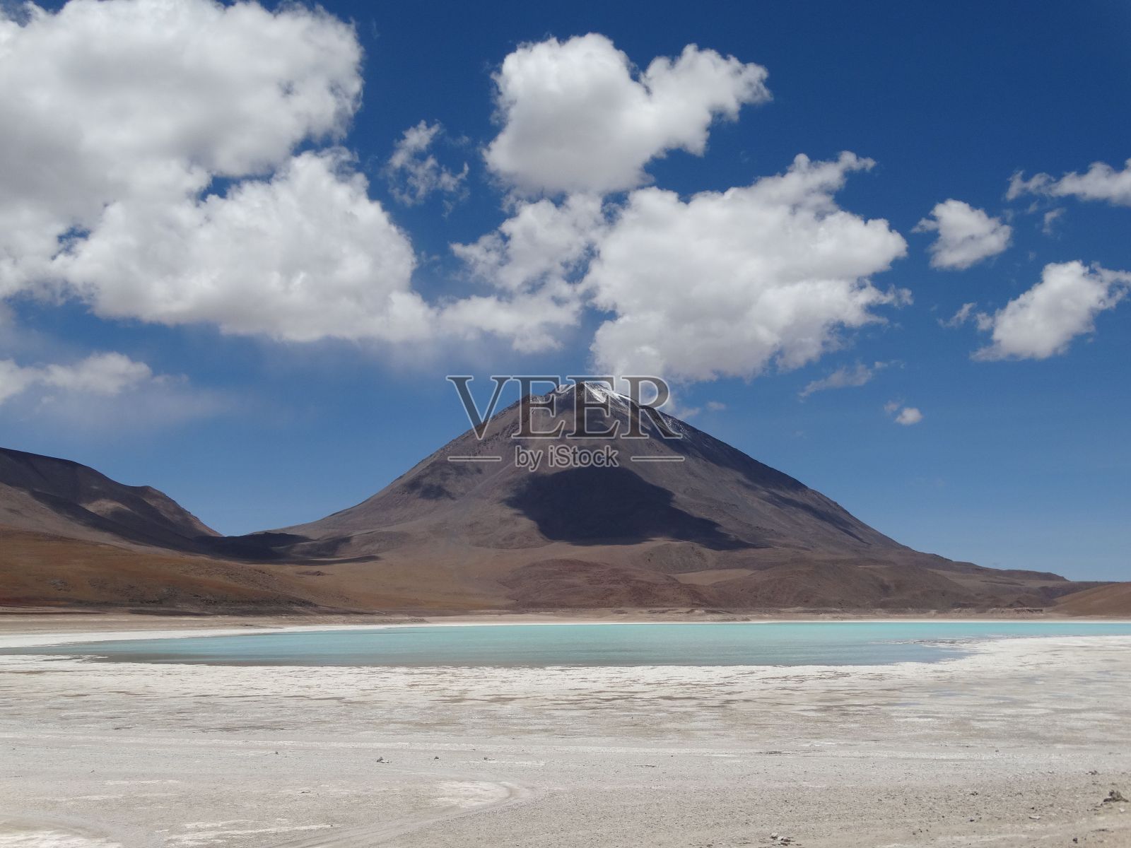 在阳光明媚的日子里，山与湖相映成趣照片摄影图片