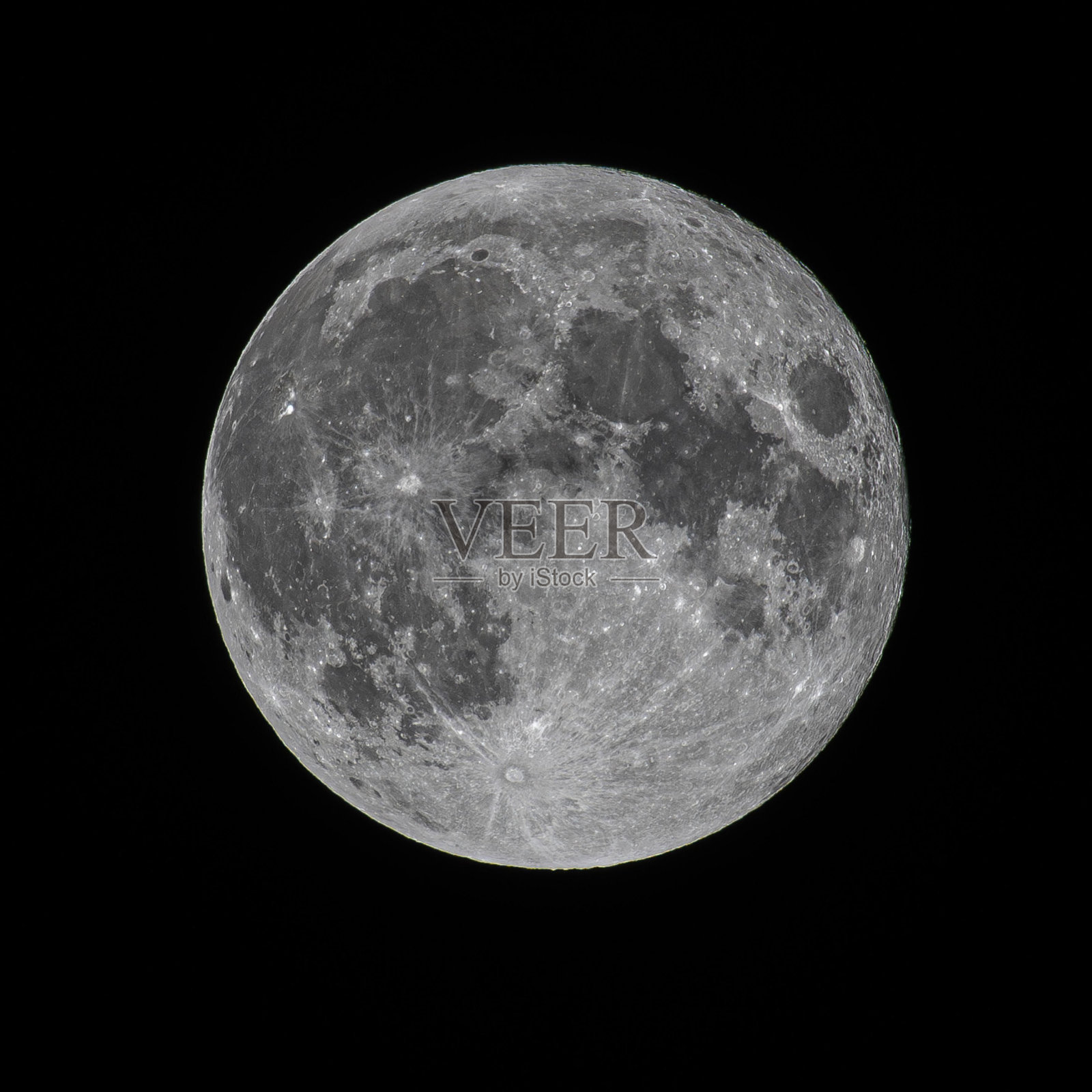 在繁星满天的夜空背景下，明亮的满月清晰可见照片摄影图片