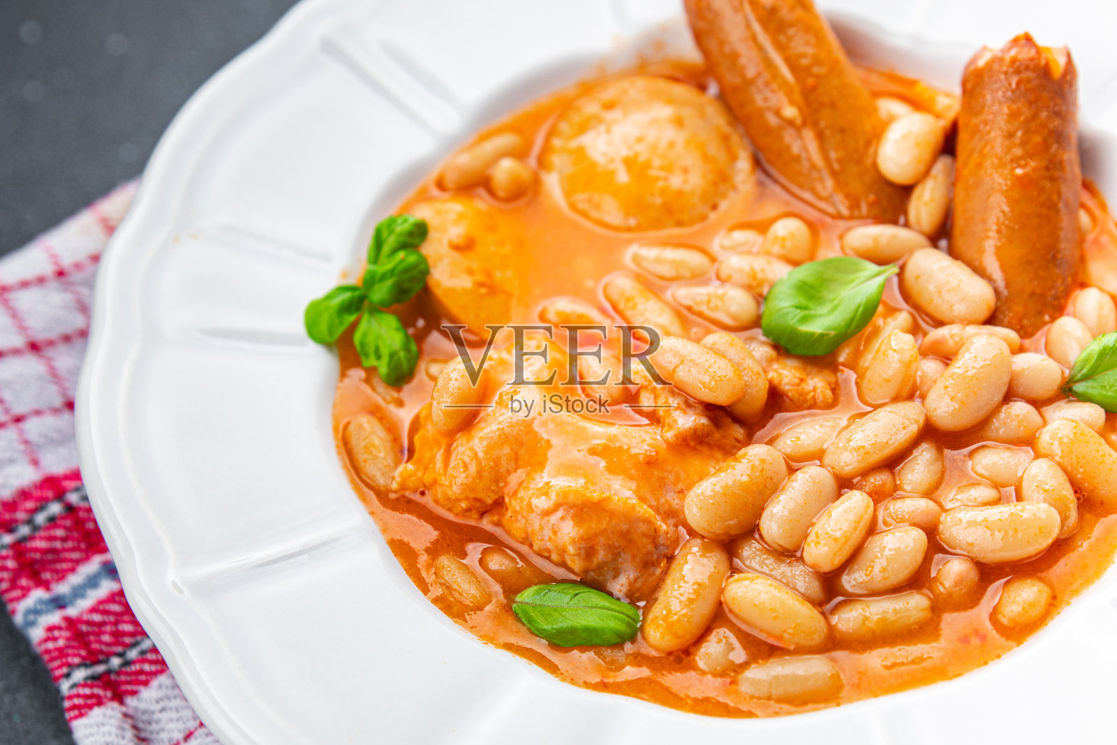 豆焖浓豆汤配肉、豆、香肠美味健康饮食烹饪开胃菜餐食品小吃桌上复制空间食品背景质朴顶视图照片摄影图片