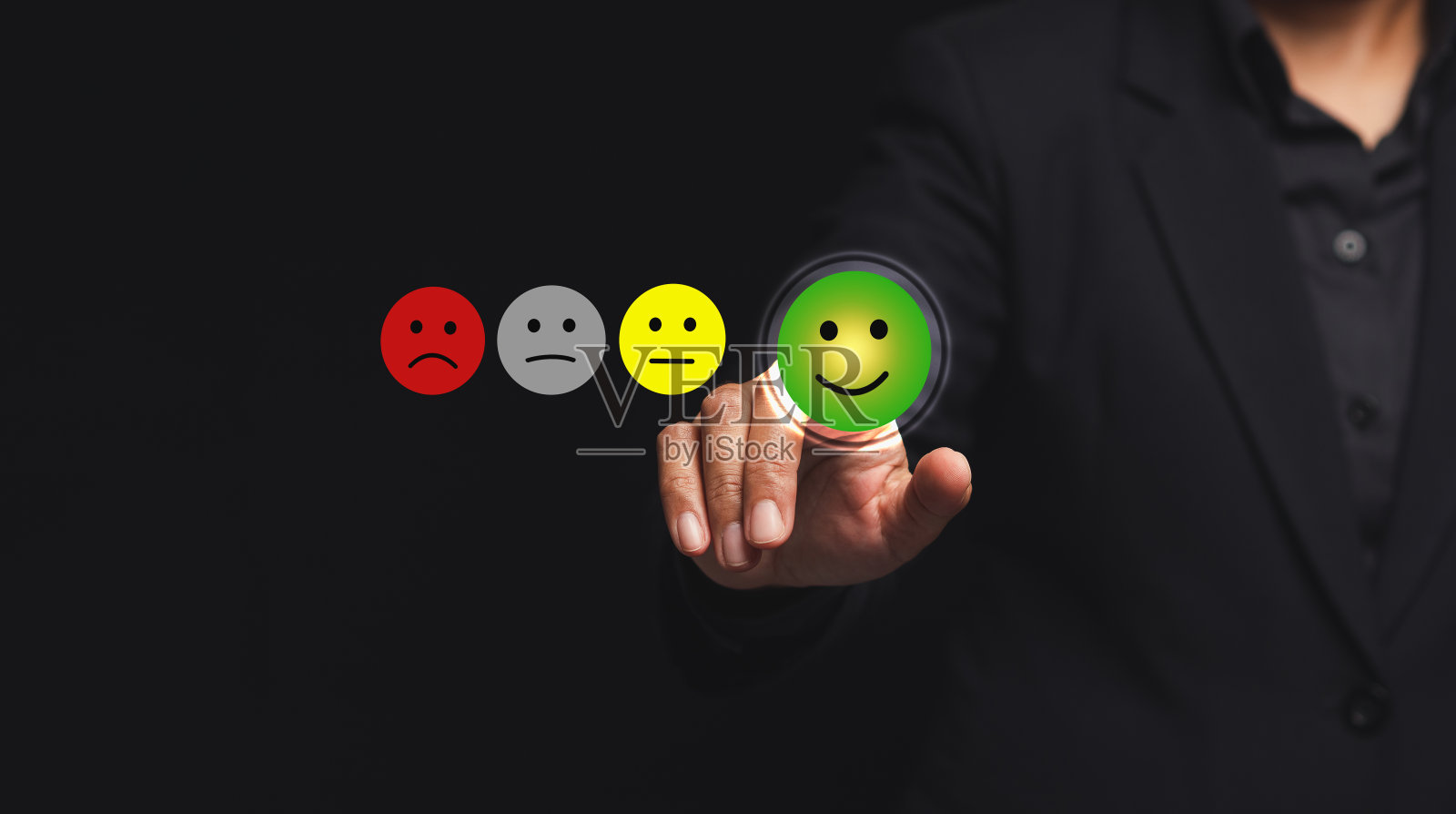 正反馈概念。在虚拟屏幕顾客满意度调查中选择绿色快乐情绪图标评价照片摄影图片