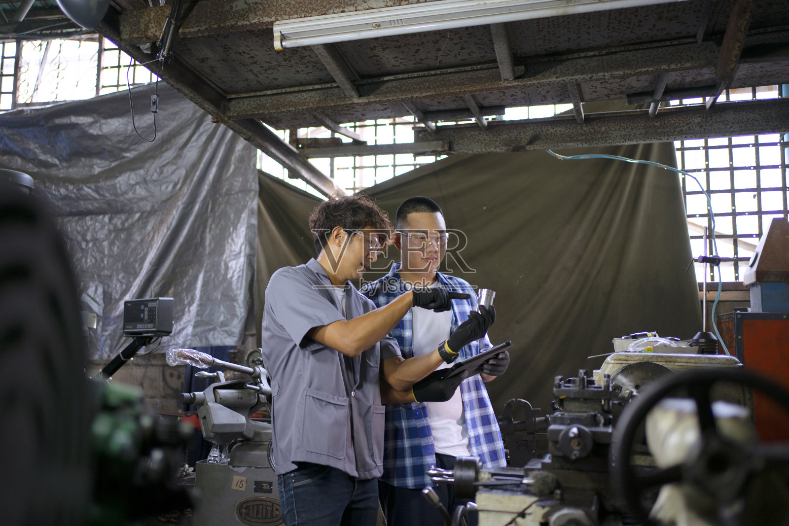 学生要去参观金属工厂。照片摄影图片