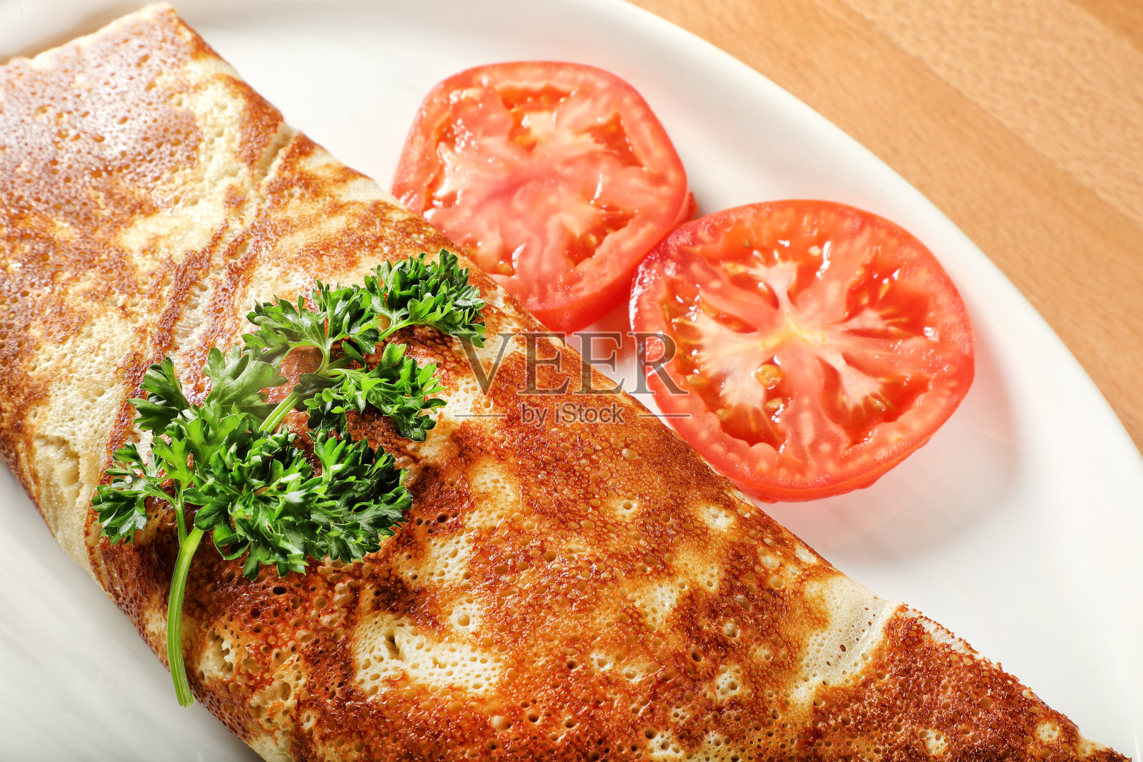 烤饼和鸡蛋早餐盘陶瓷照片摄影图片