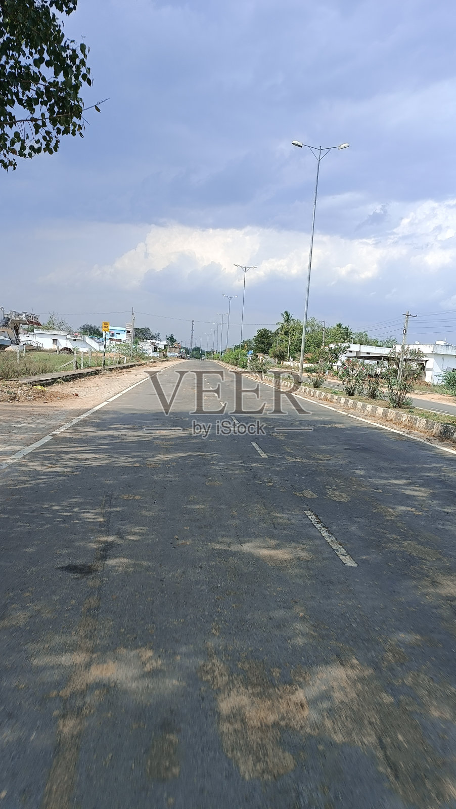 车辆在高速公路上行驶照片摄影图片