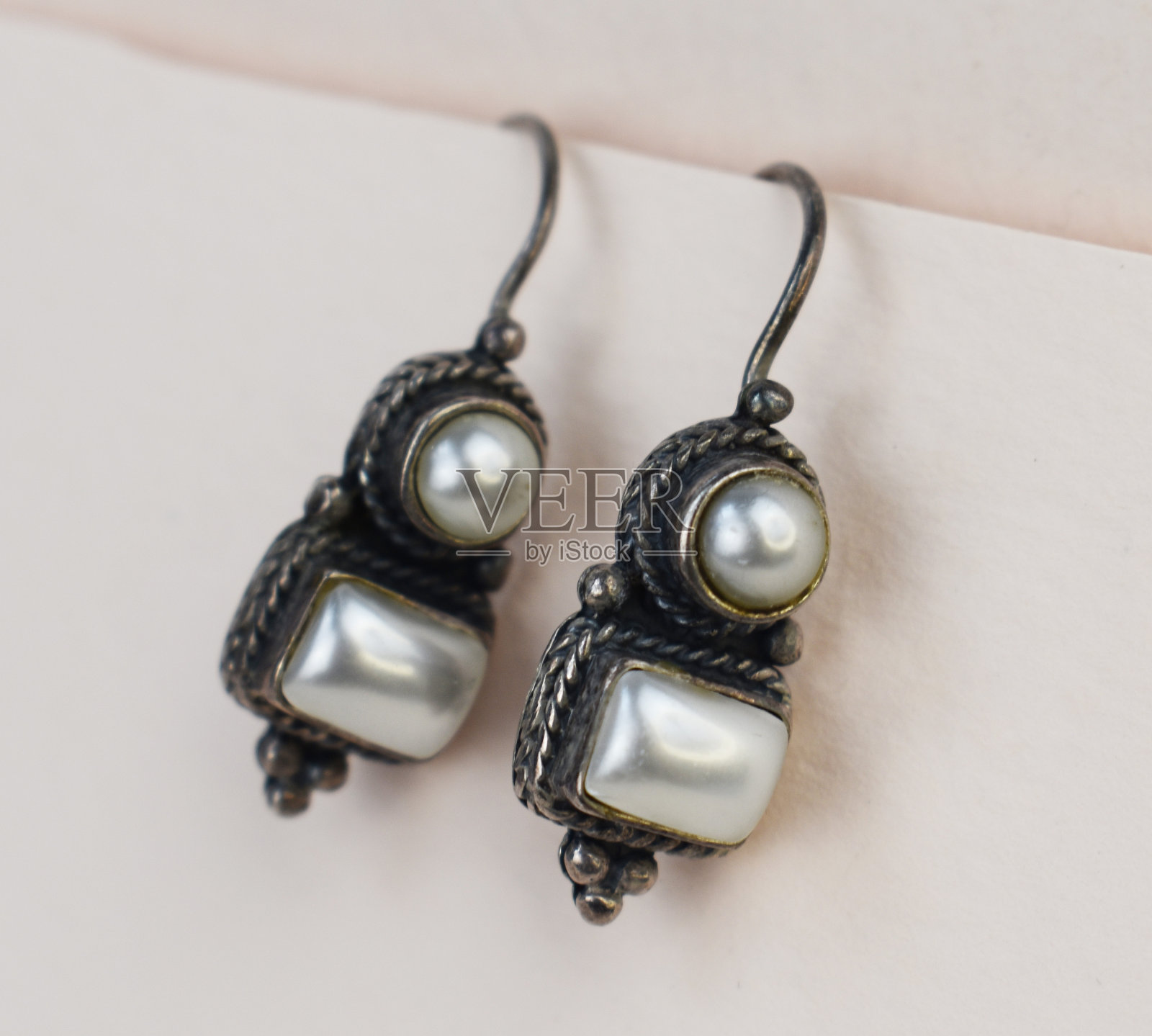 美丽的不寻常的耳环，口音复古的珠宝为妇女，宣传照片为网上珠宝店照片摄影图片