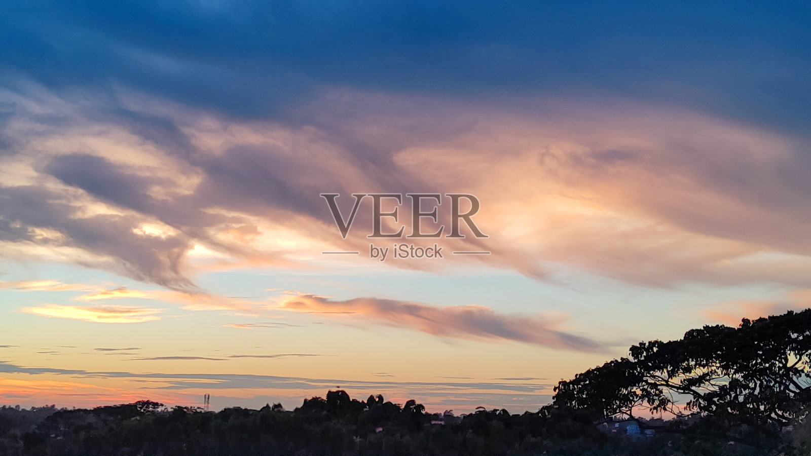 地平线上色彩斑斓的黄昏天空照片摄影图片