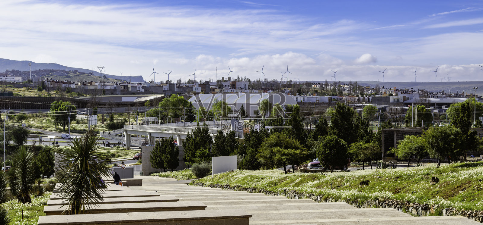 萨卡特卡斯的天际线与风力涡轮机照片摄影图片