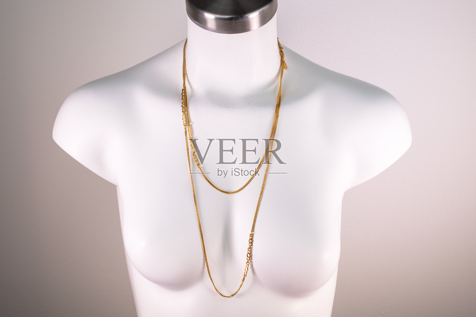 独特的美丽的项链上的女人一个白色的人体模型，复古珠宝的概念，宣传照片为网上珠宝店照片摄影图片