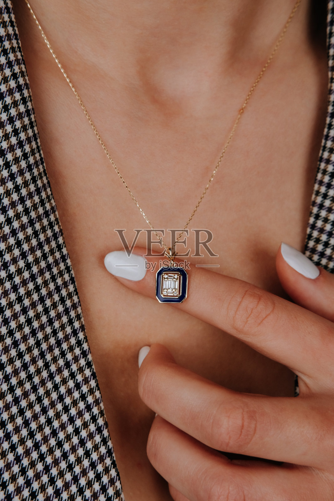 钻石珠宝。女士戴钻石项链照片摄影图片