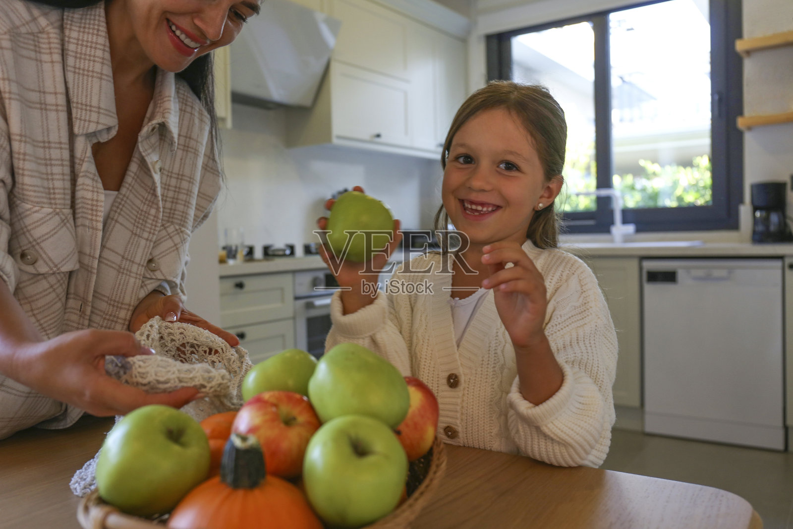 妈妈和她六岁的儿子正在为传统节日派准备食材。照片摄影图片