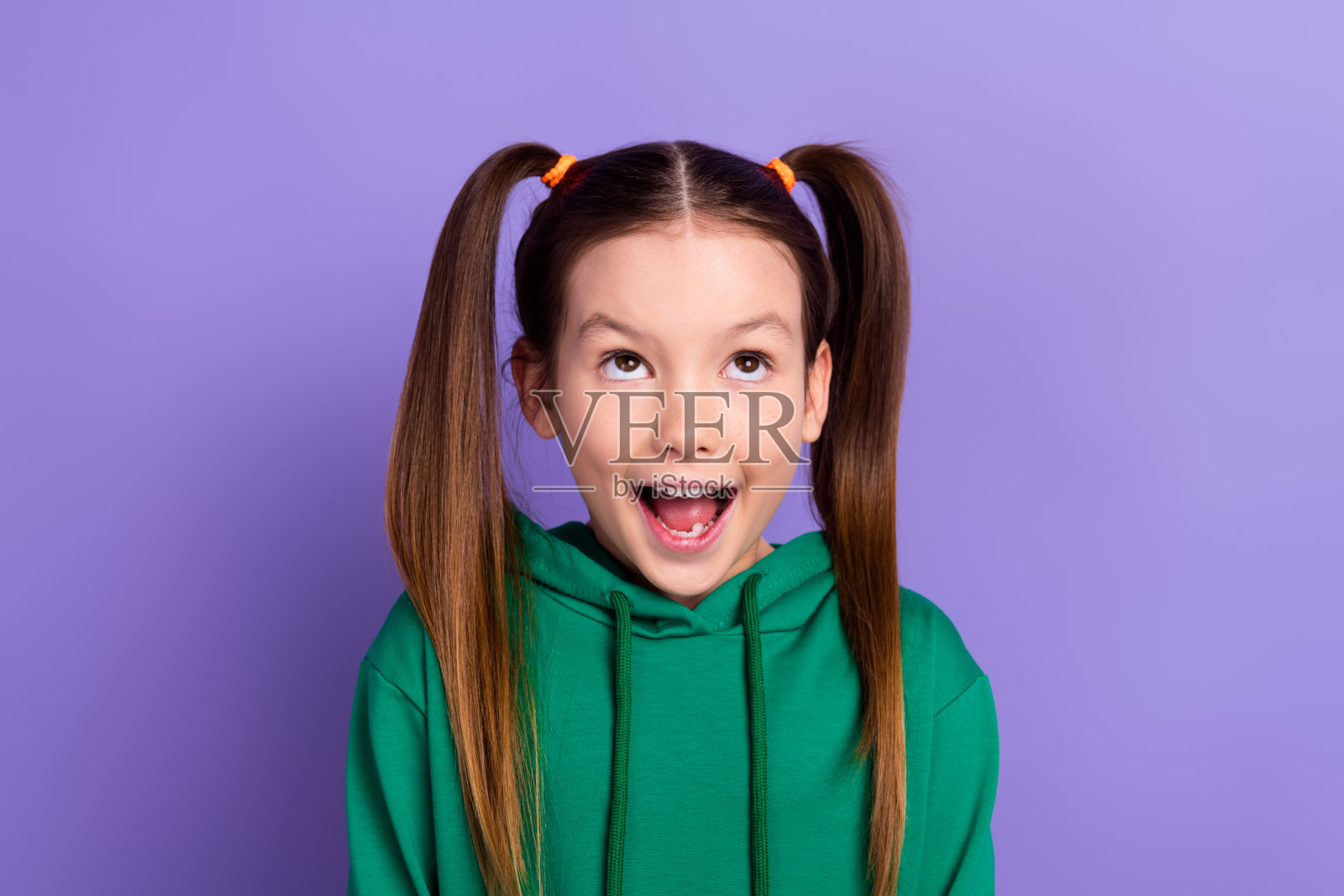 惊讶的疯狂的年轻迷你女学生的肖像照片，张开嘴看起来很惊讶，在紫色背景上孤立的模型照片摄影图片