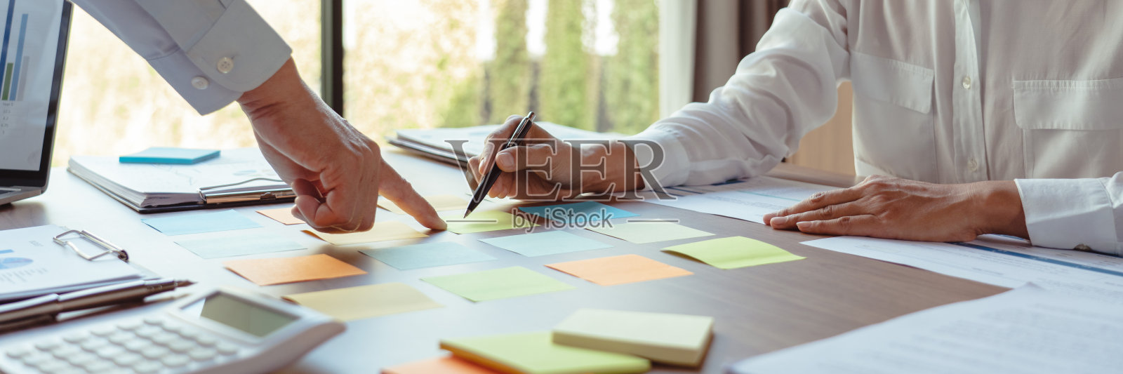 业务同事阅读便签上的数据，以头脑风暴和共同讨论新业务照片摄影图片