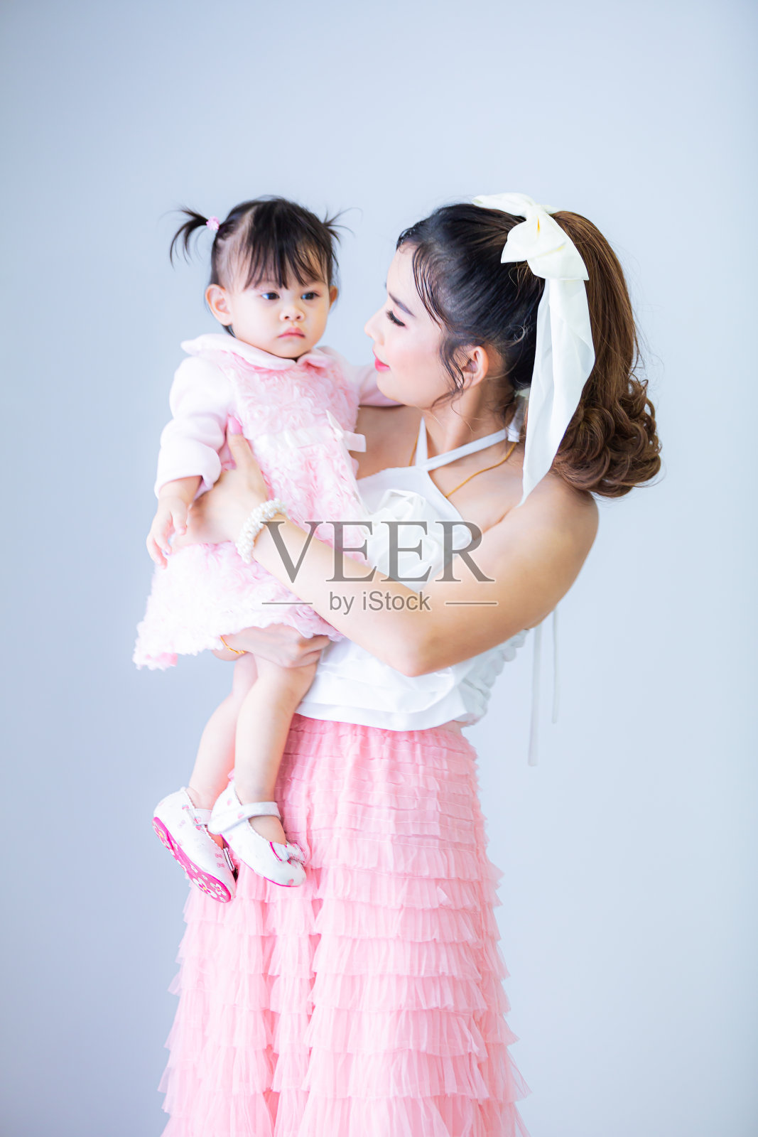 背景是亚洲母亲和孩子的肖像照片摄影图片