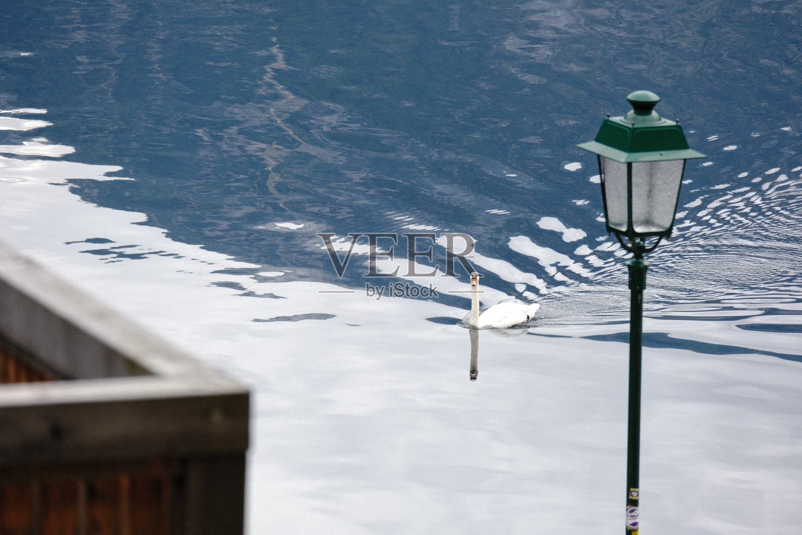 萨尔茨卡默古特地区夏季美丽的阳光下，奥地利阿尔卑斯山著名的哈尔施塔特山村风景如画照片摄影图片