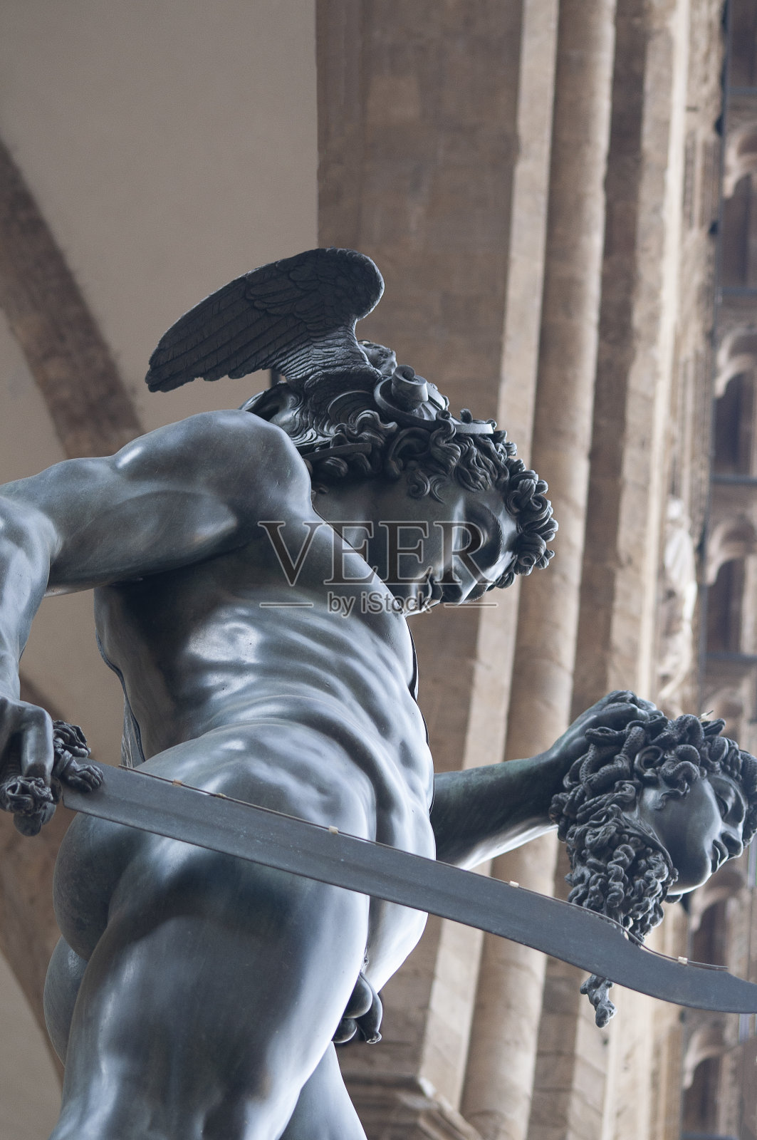 著名的珀尔修斯手持美杜莎头的雕塑，由Benvenuto Cellini在意大利托斯卡纳佛罗伦萨的贵族广场创作的青铜雕像照片摄影图片