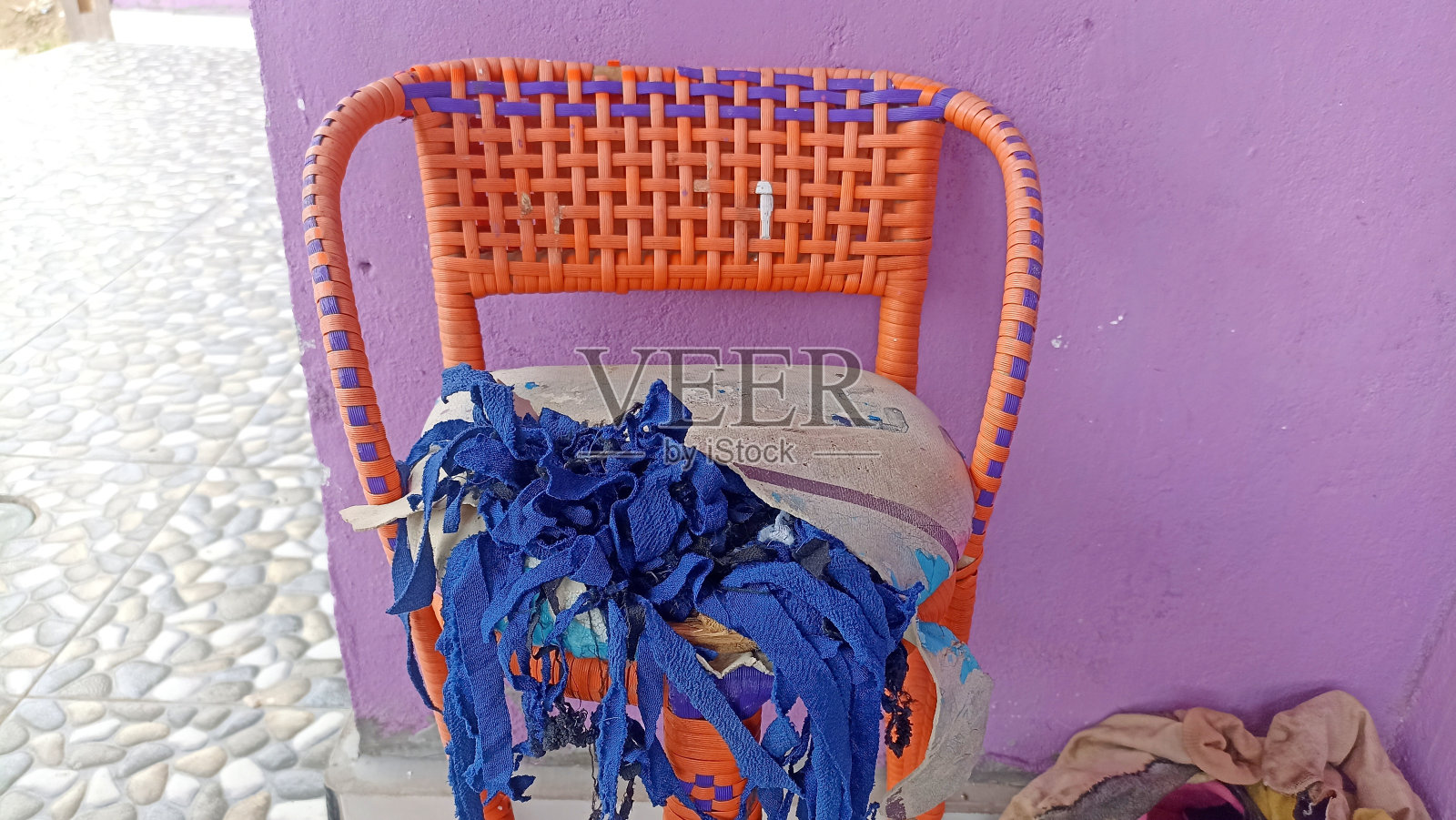 摩托车前排的儿童座椅破了照片摄影图片