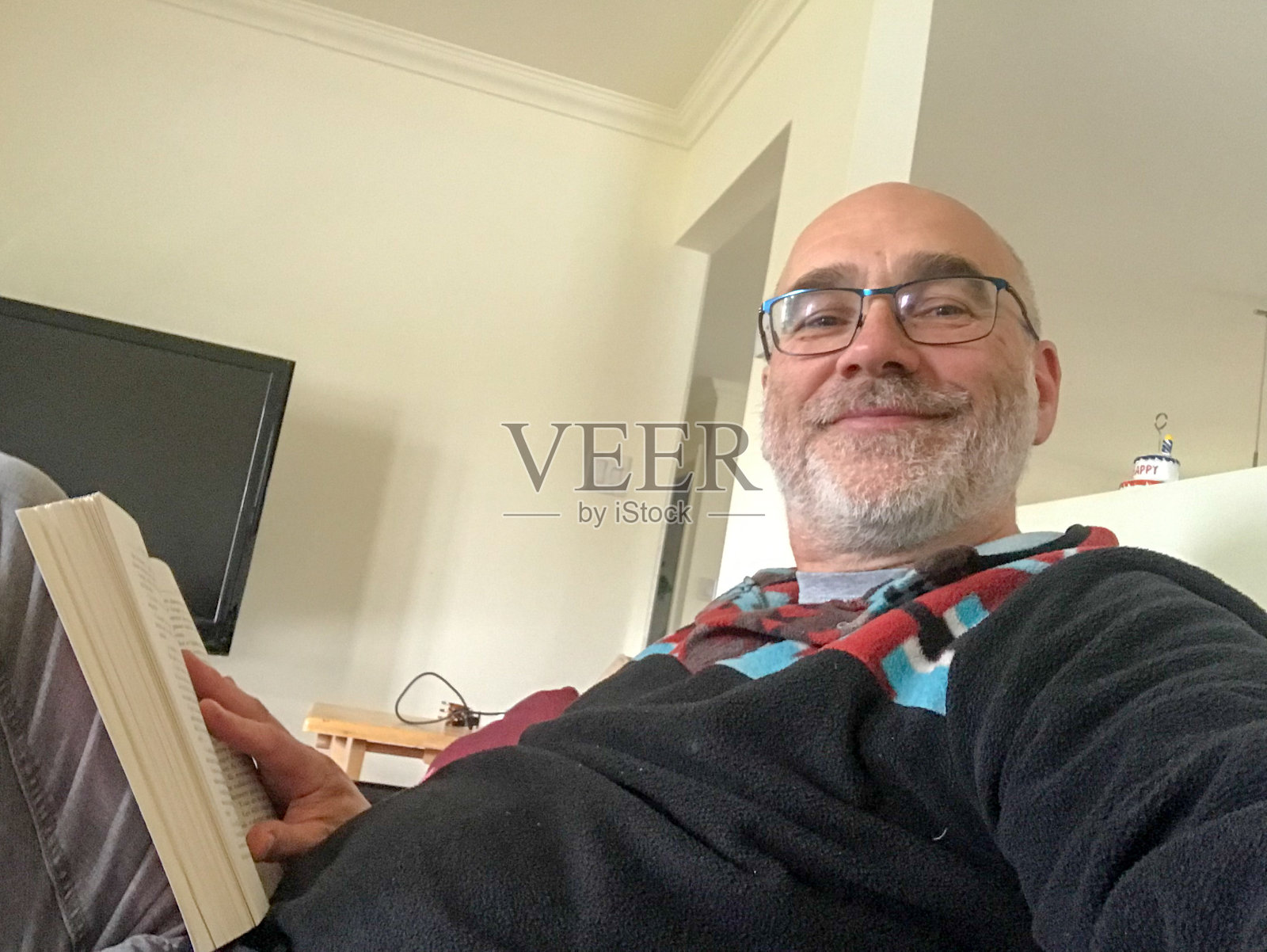 成熟男人看书的自拍照片摄影图片