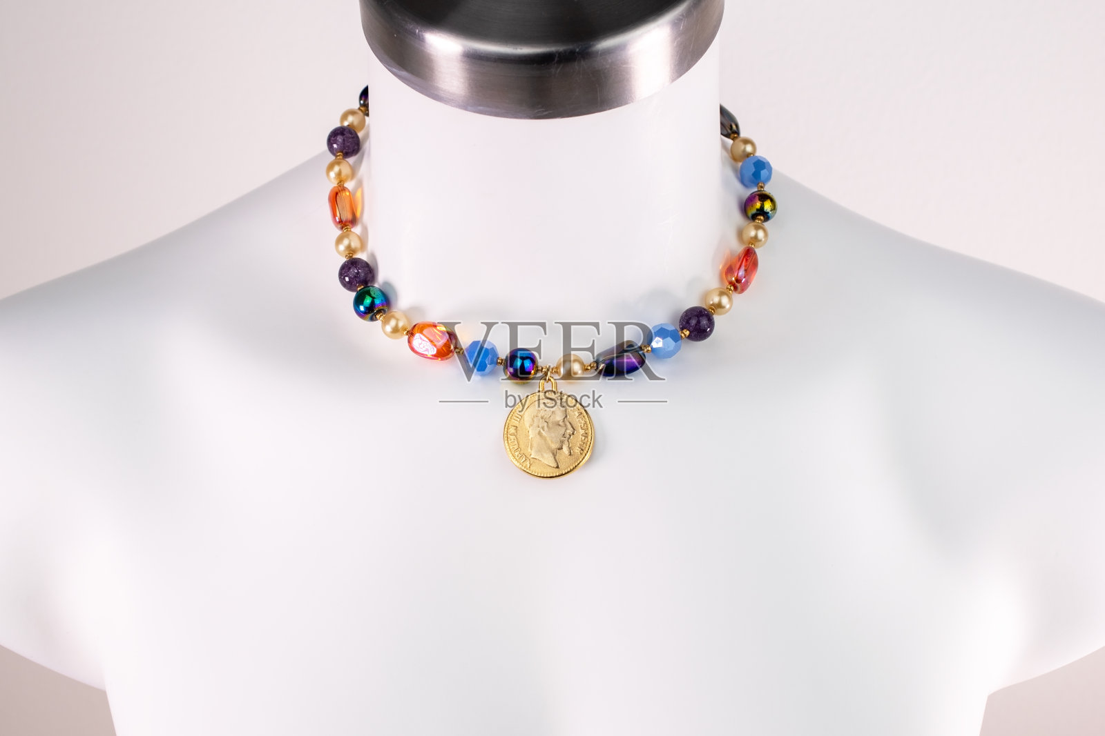 独特的美丽的项链上的女人一个白色的人体模型，复古珠宝的概念，宣传照片为网上珠宝店照片摄影图片