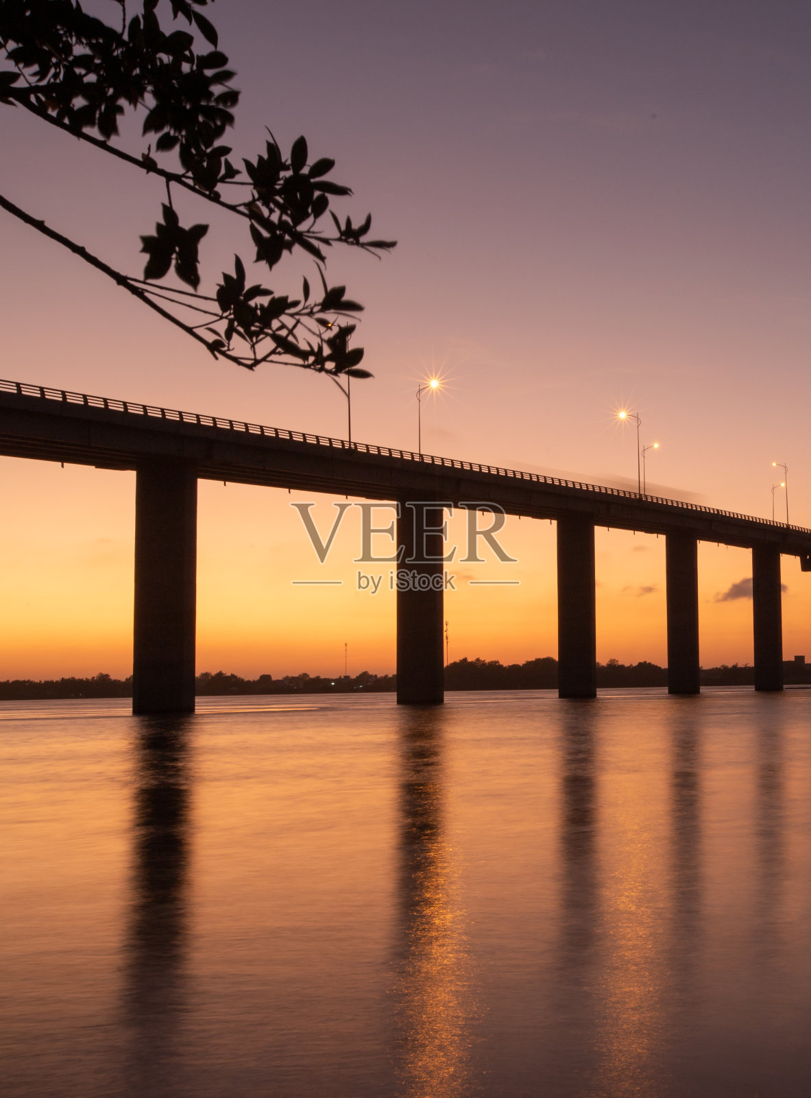 夕阳下的美莱浮桥，江省Go ong镇照片摄影图片