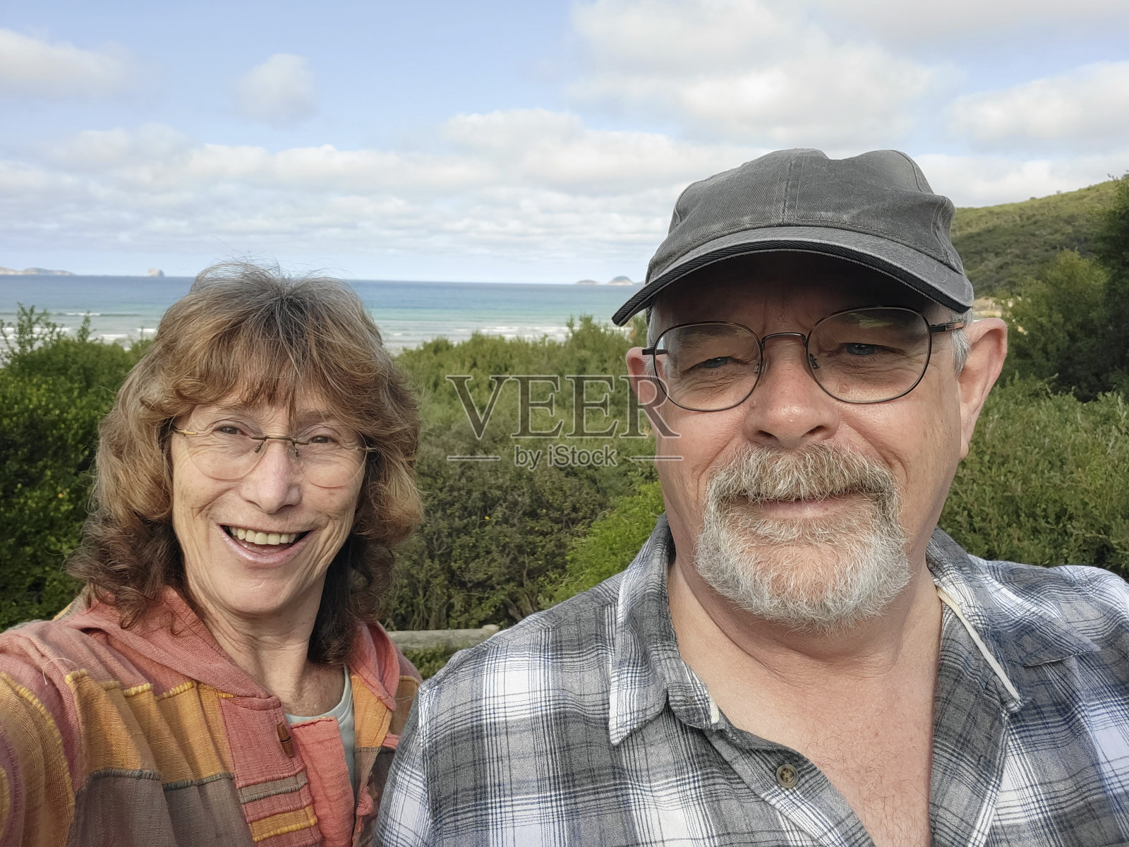 一对成熟的已婚夫妇在威尔逊海角的潮汐河的丛林中散步时拍摄假日自拍。照片摄影图片