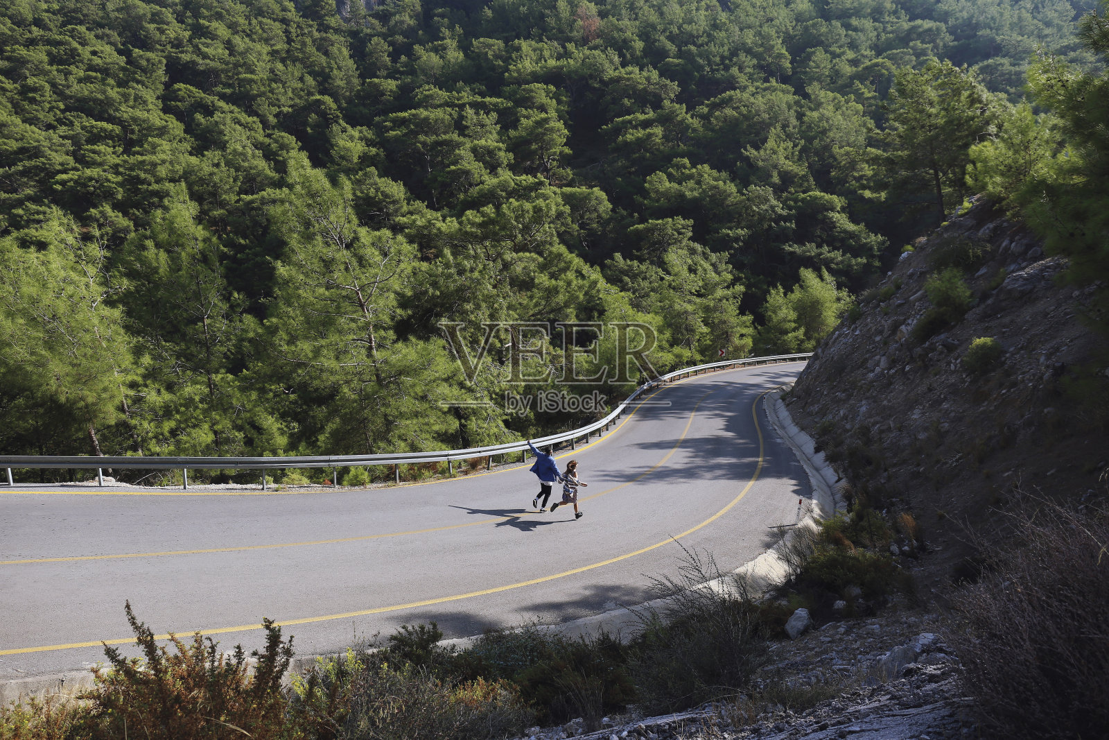 一对无忧无虑的夫妇在路上奔跑。照片摄影图片