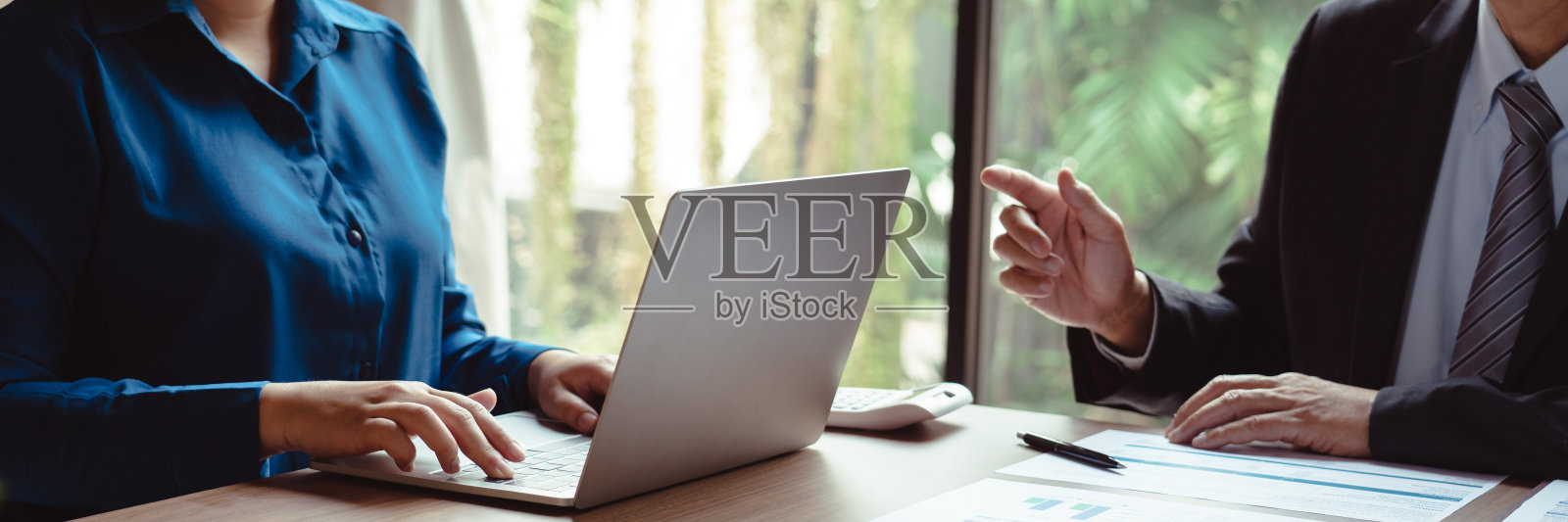 业务同事正在就新业务的财务和营销进行头脑风暴和合作照片摄影图片