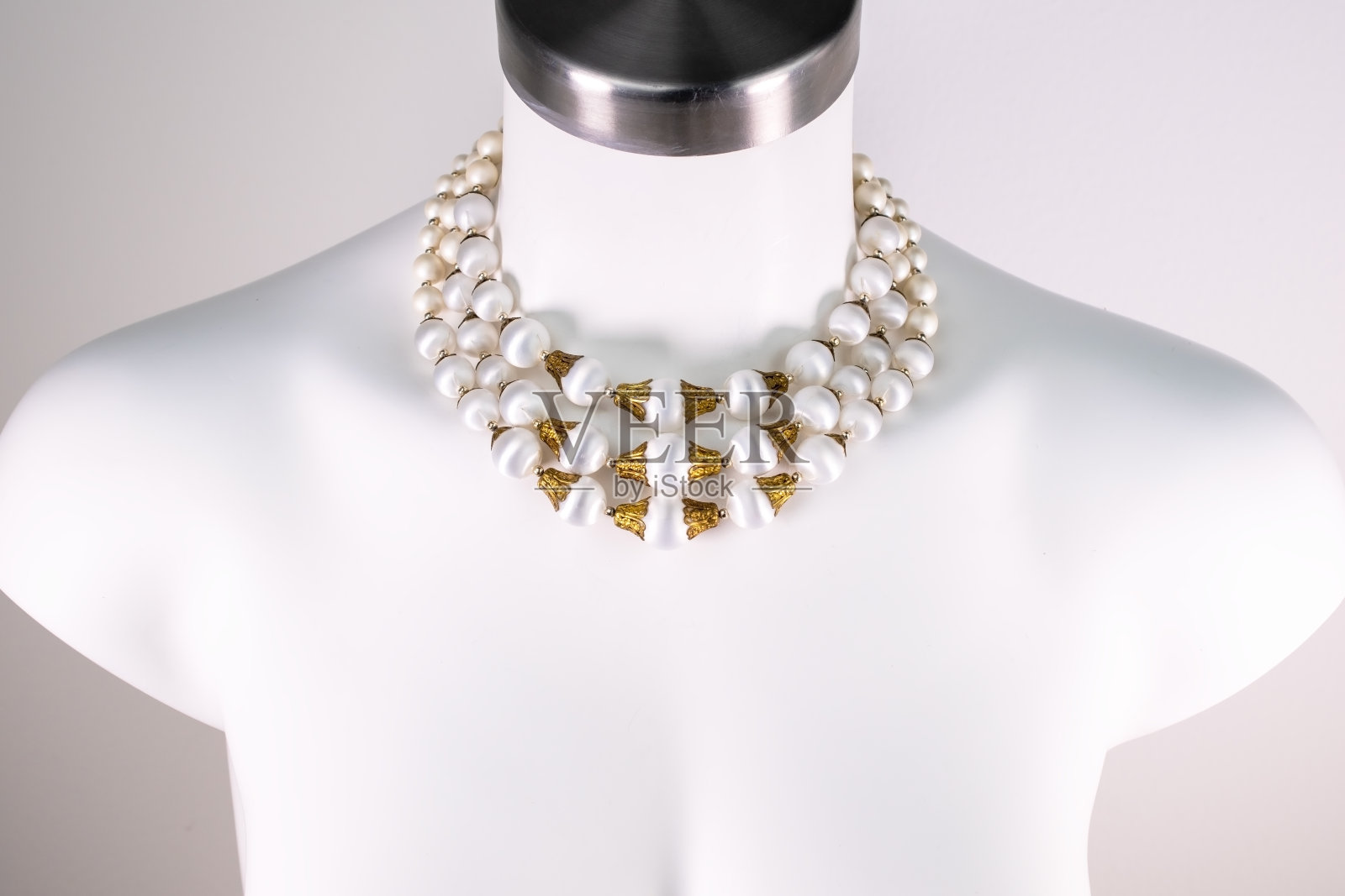 独特的美丽的项链上的女人一个白色的人体模型，复古珠宝的概念，宣传照片为网上珠宝店照片摄影图片