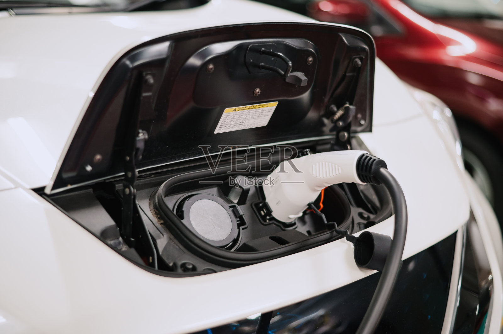 电动汽车在购物中心停车场充电。照片摄影图片