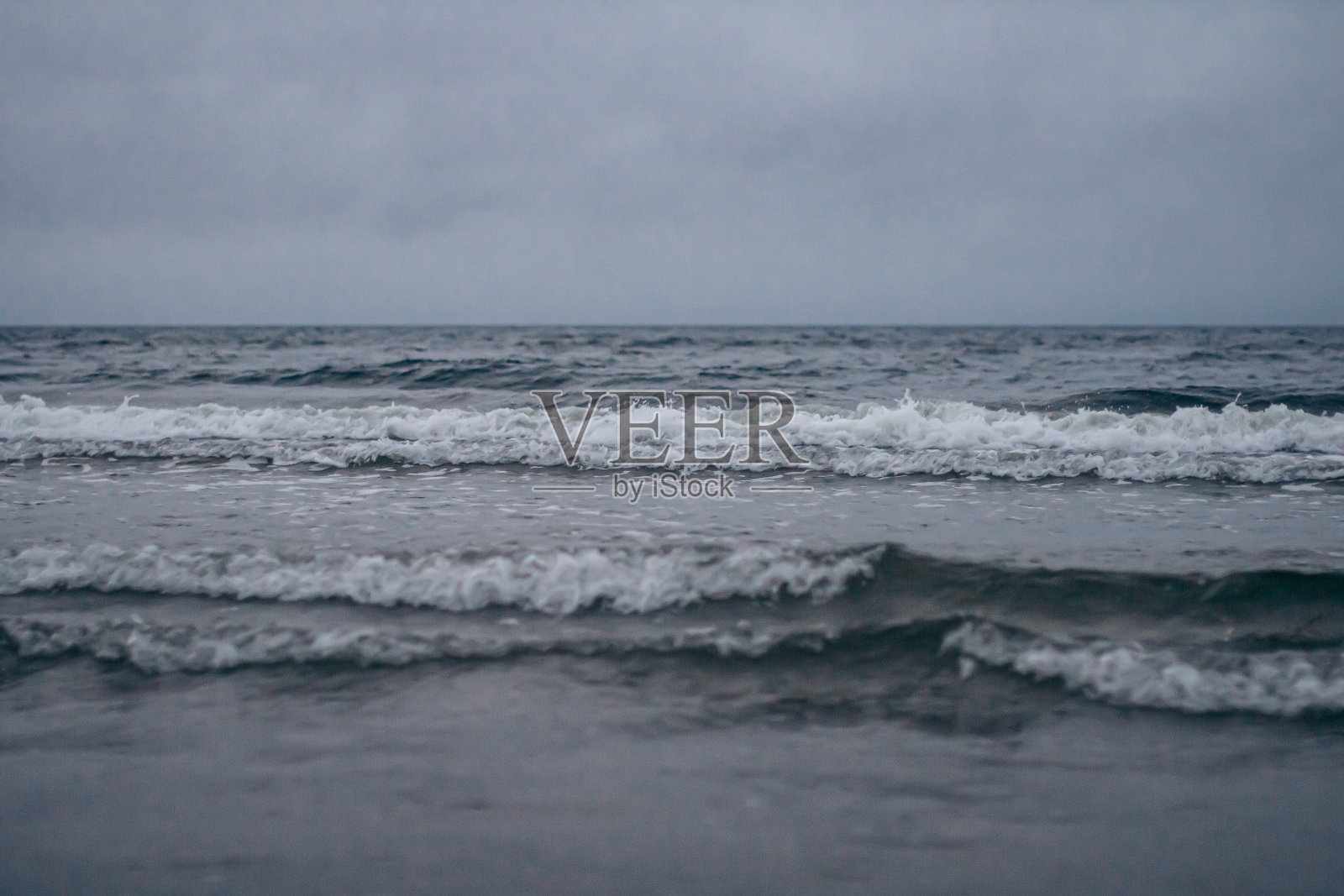 日落后海上的波涛照片摄影图片