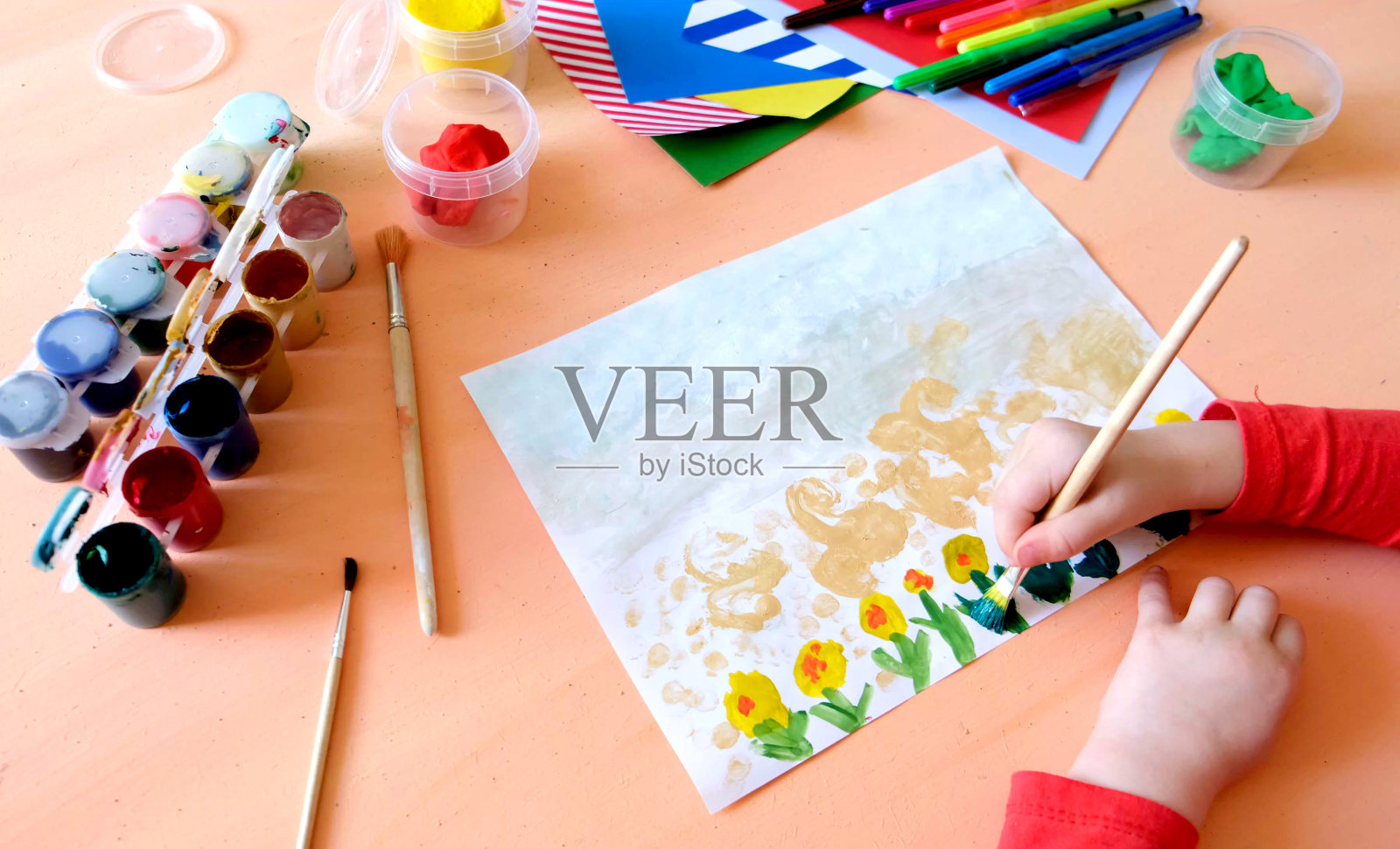 小女孩用水粉画花，儿童艺术。工艺的概念。如何制作贺卡，为母亲节或孩子的生日制作手工礼物照片摄影图片