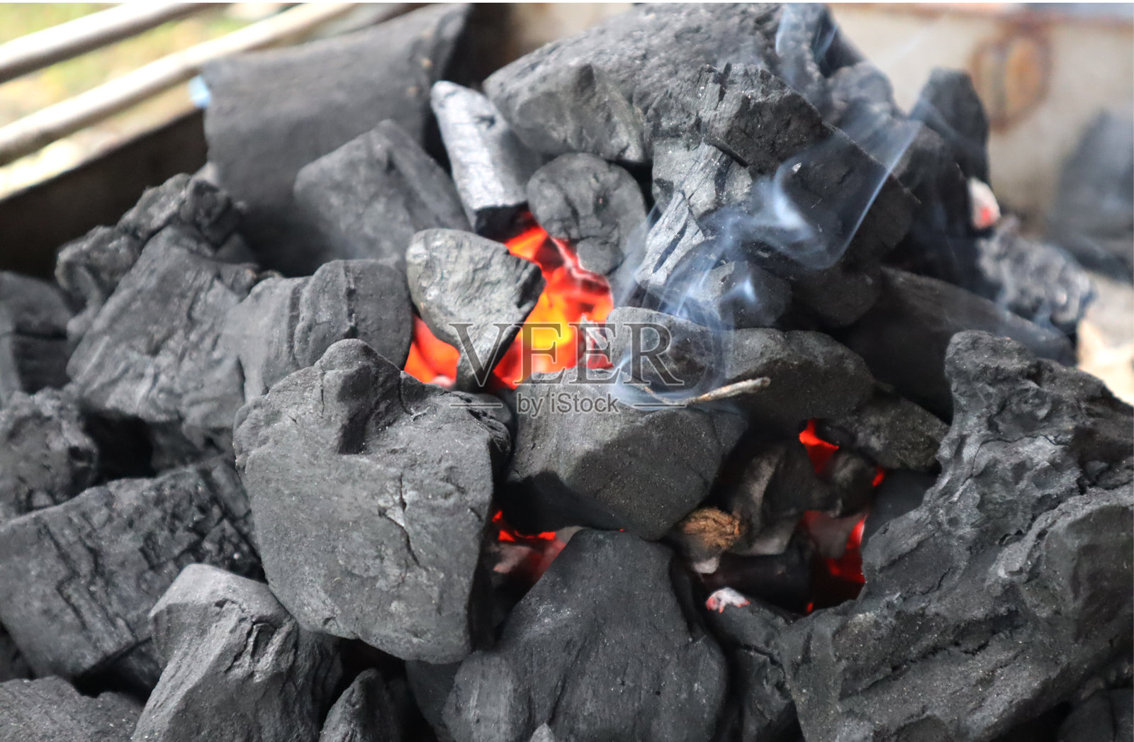 烤架上的热炭照片摄影图片