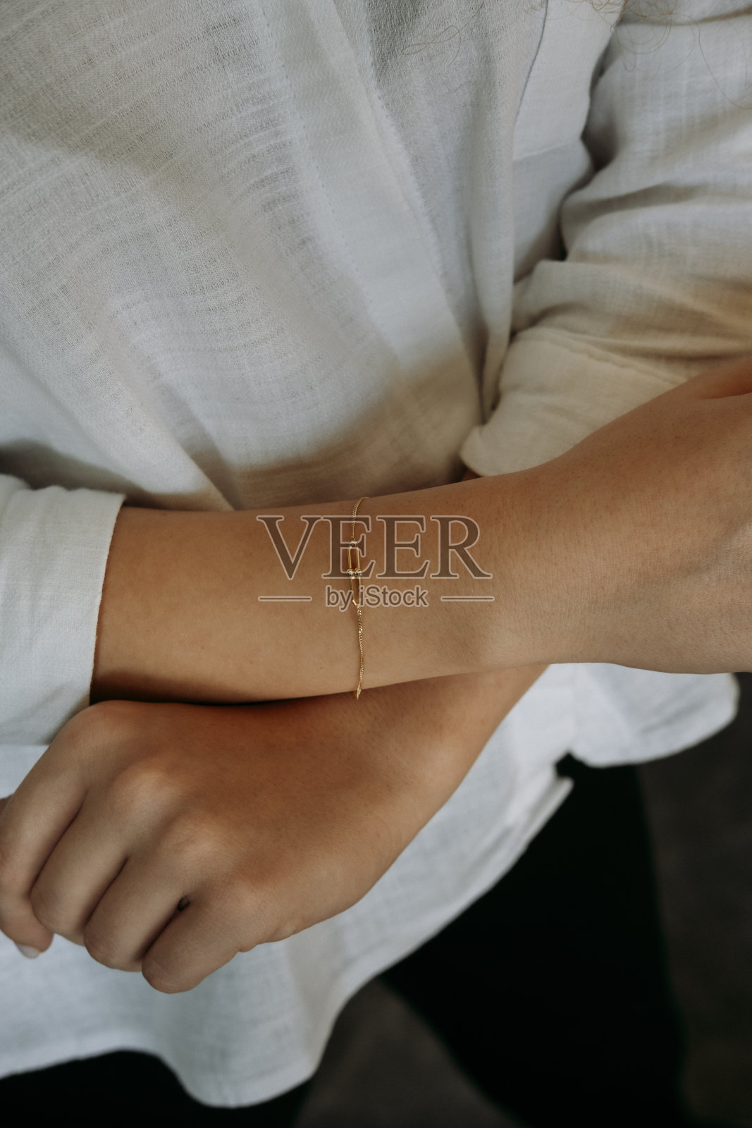 年轻女性戴钻石手镯照片摄影图片