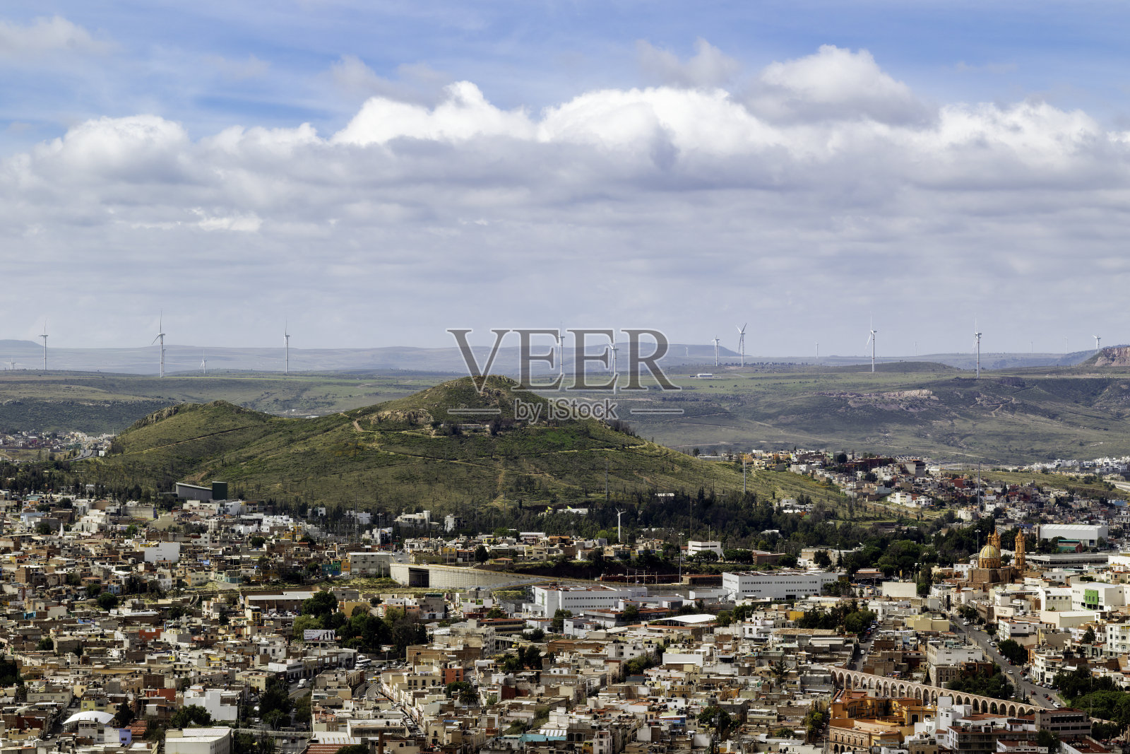 萨卡特卡斯的天际线与风力涡轮机照片摄影图片
