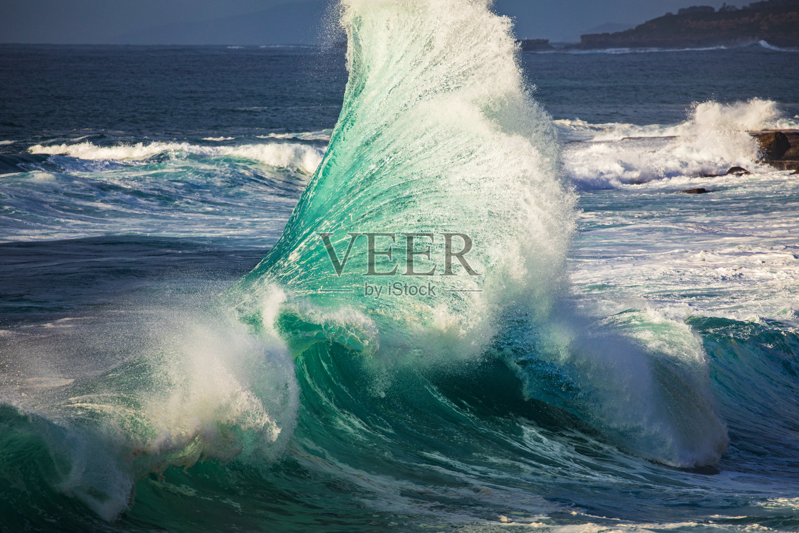 近景:清晨，汹涌的风暴潮与海岸碰撞，产生强大的反冲波照片摄影图片