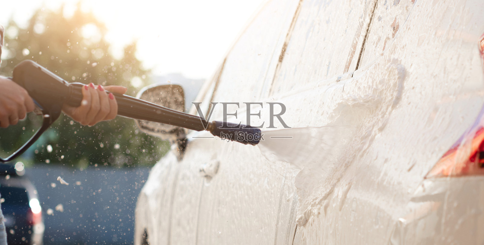 压力泡沫喷雾器在洗车照片摄影图片