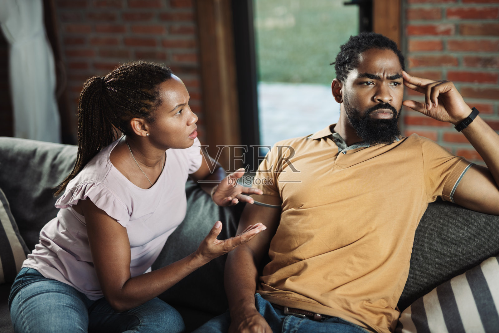 愤怒的黑人夫妇在家里争吵照片摄影图片