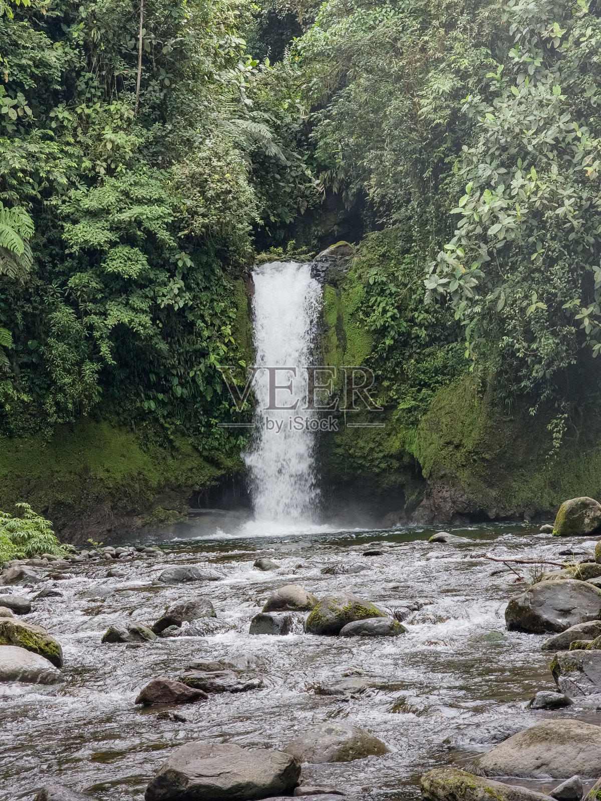 徒步穿越高山照片摄影图片