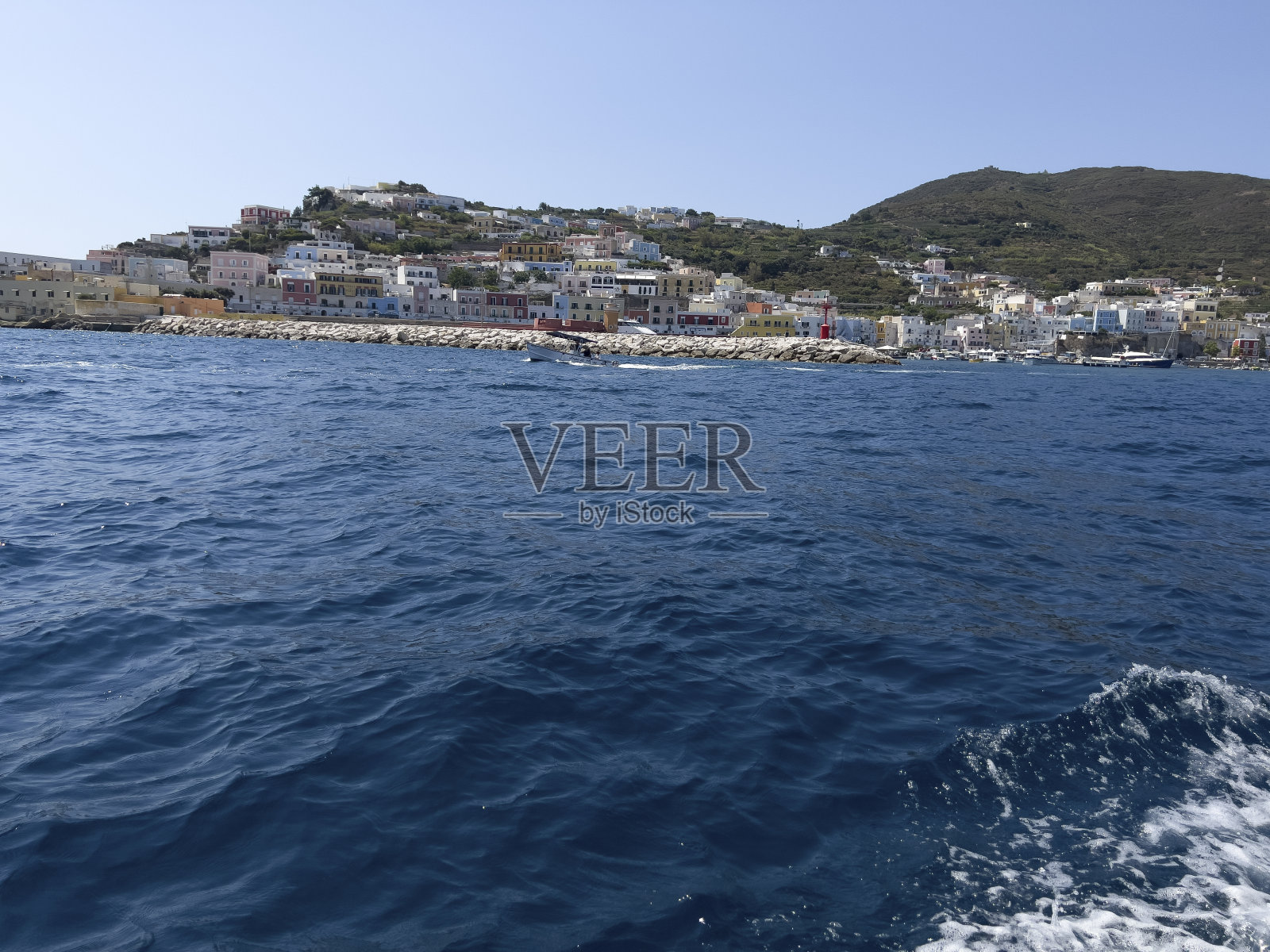 蓬萨岛上美丽多彩的房子照片摄影图片