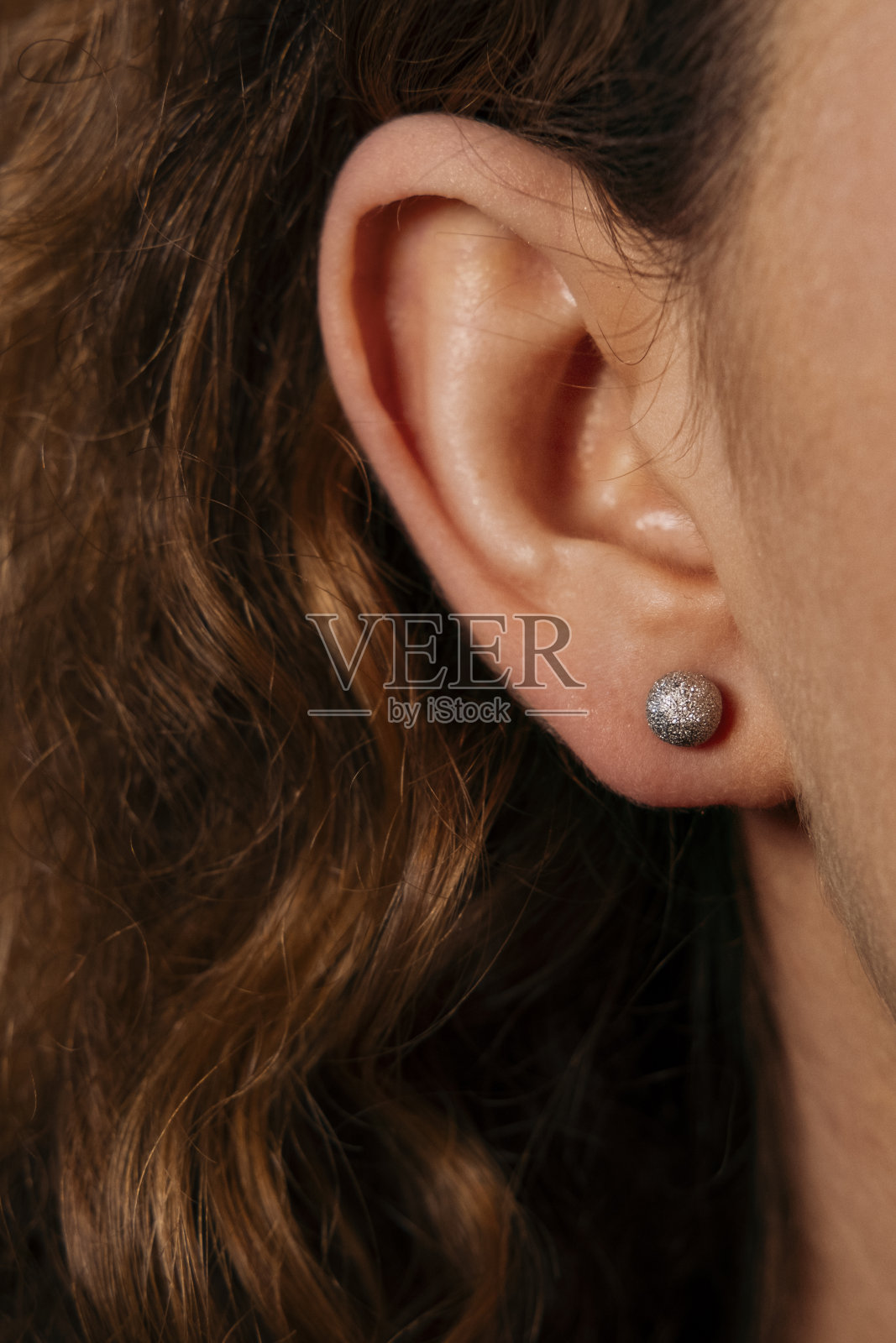 珠宝，漂亮女孩耳钉，女性配饰，金耳环，镶石耳环，特殊钻石照片摄影图片