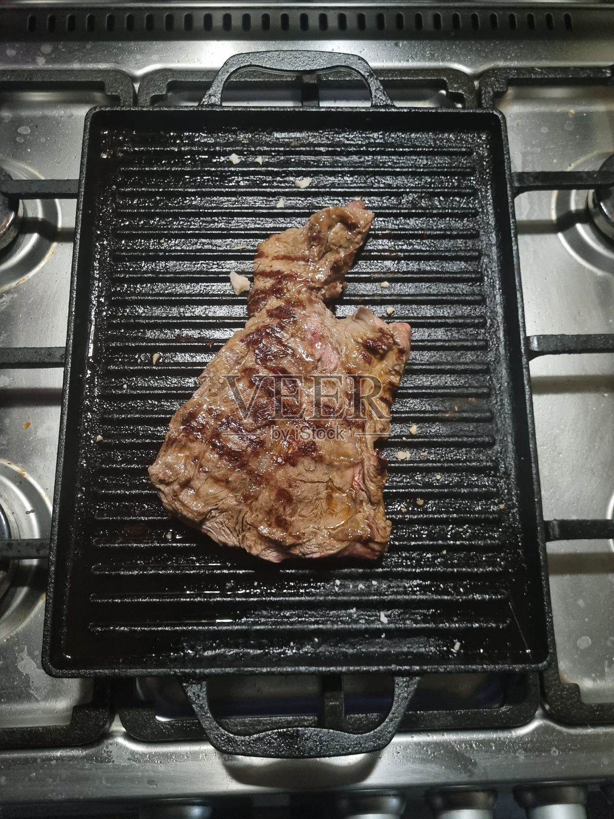 在烤架上烤平的肉照片摄影图片