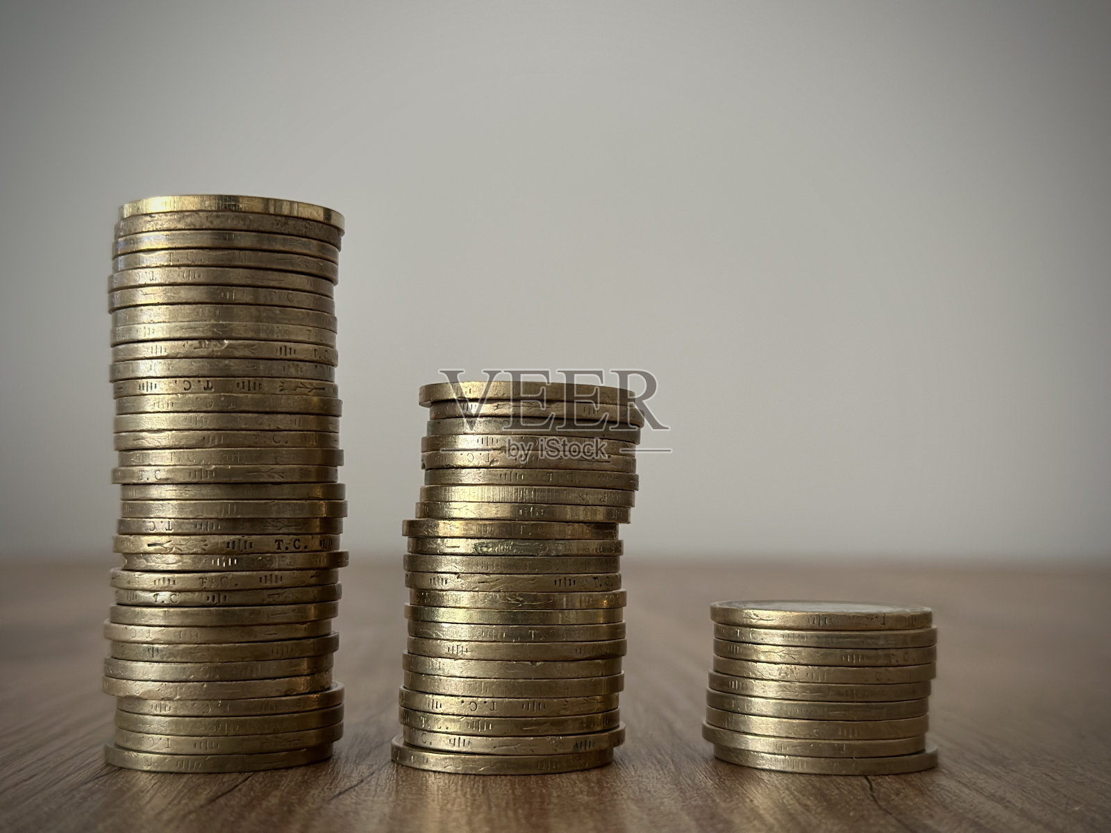 把硬币堆在桌子上照片摄影图片